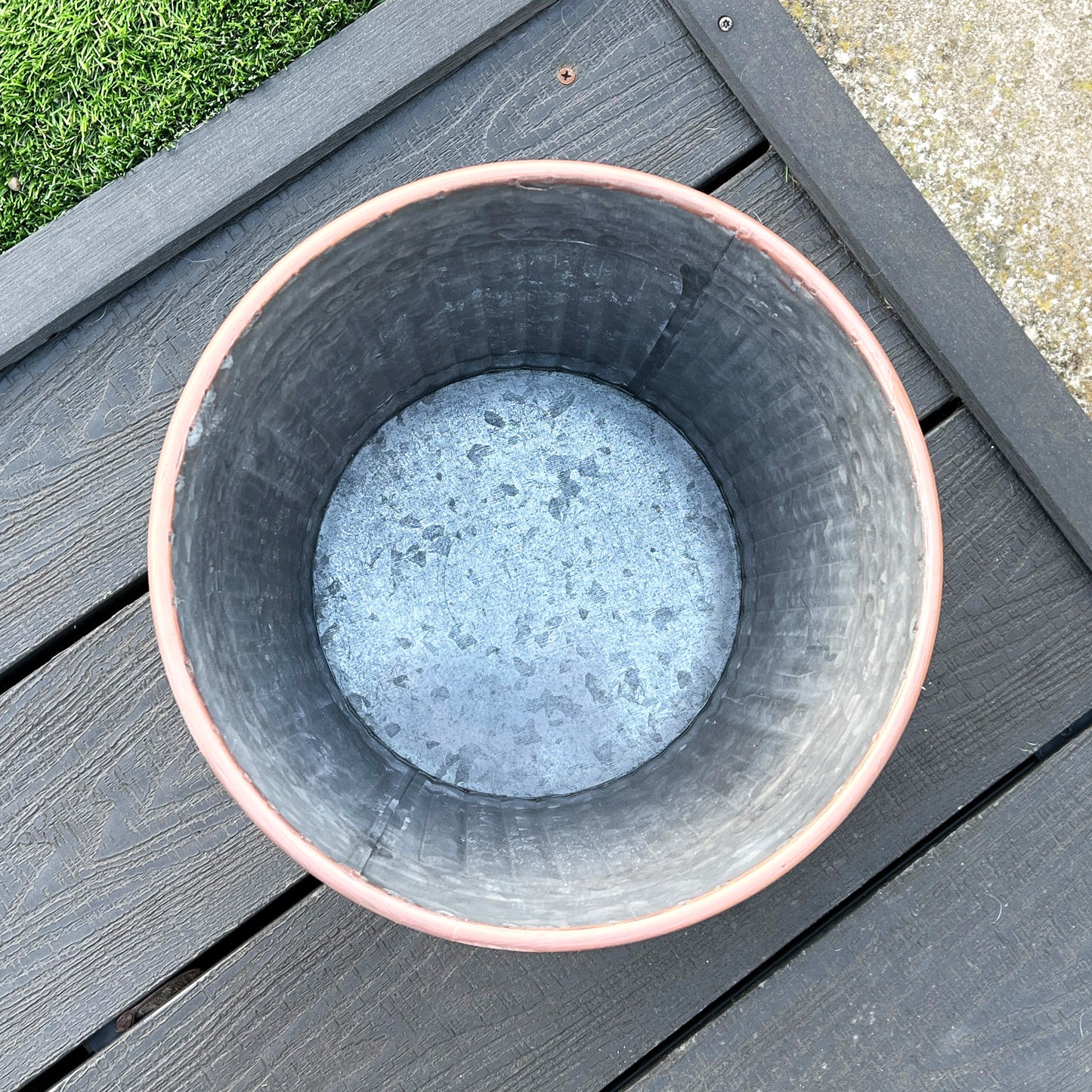 27cm x 21cm Rose Gold Rim Galvanised Zinc Planter - Round