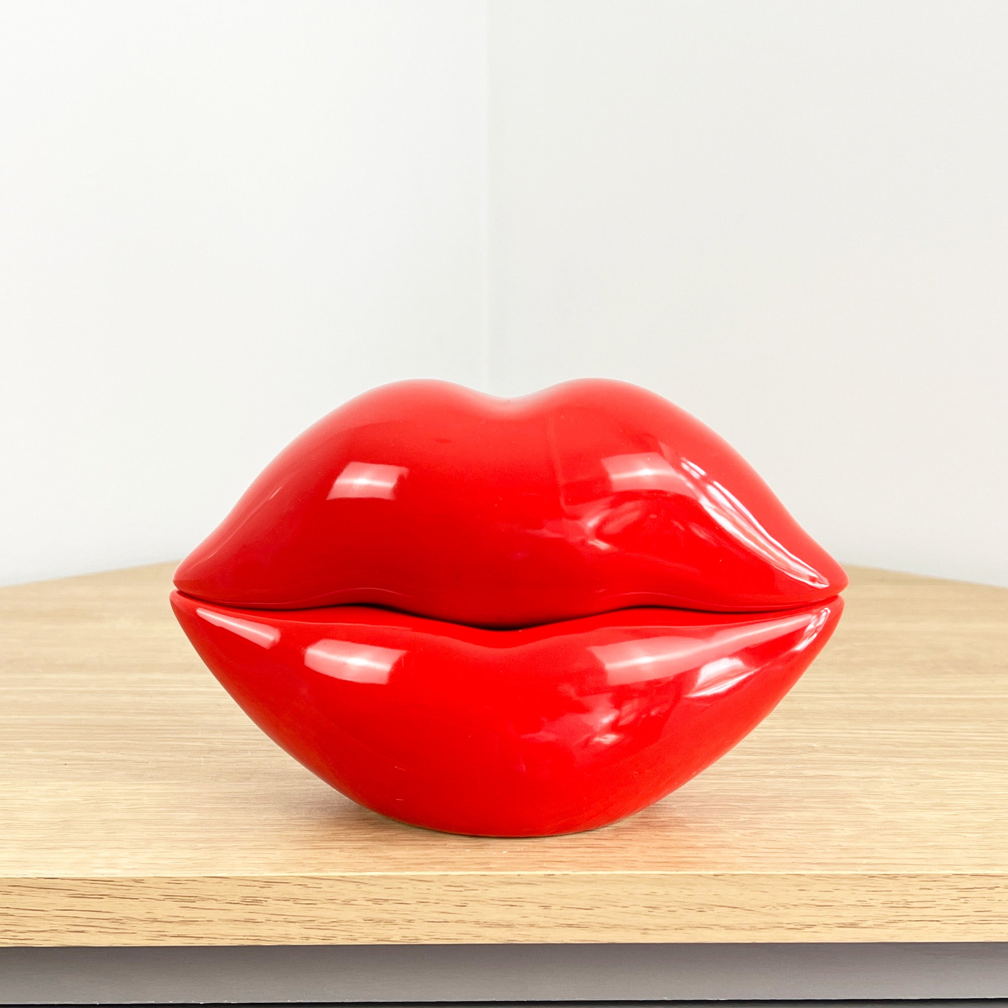 RedLipsOrnament-MainHighRes