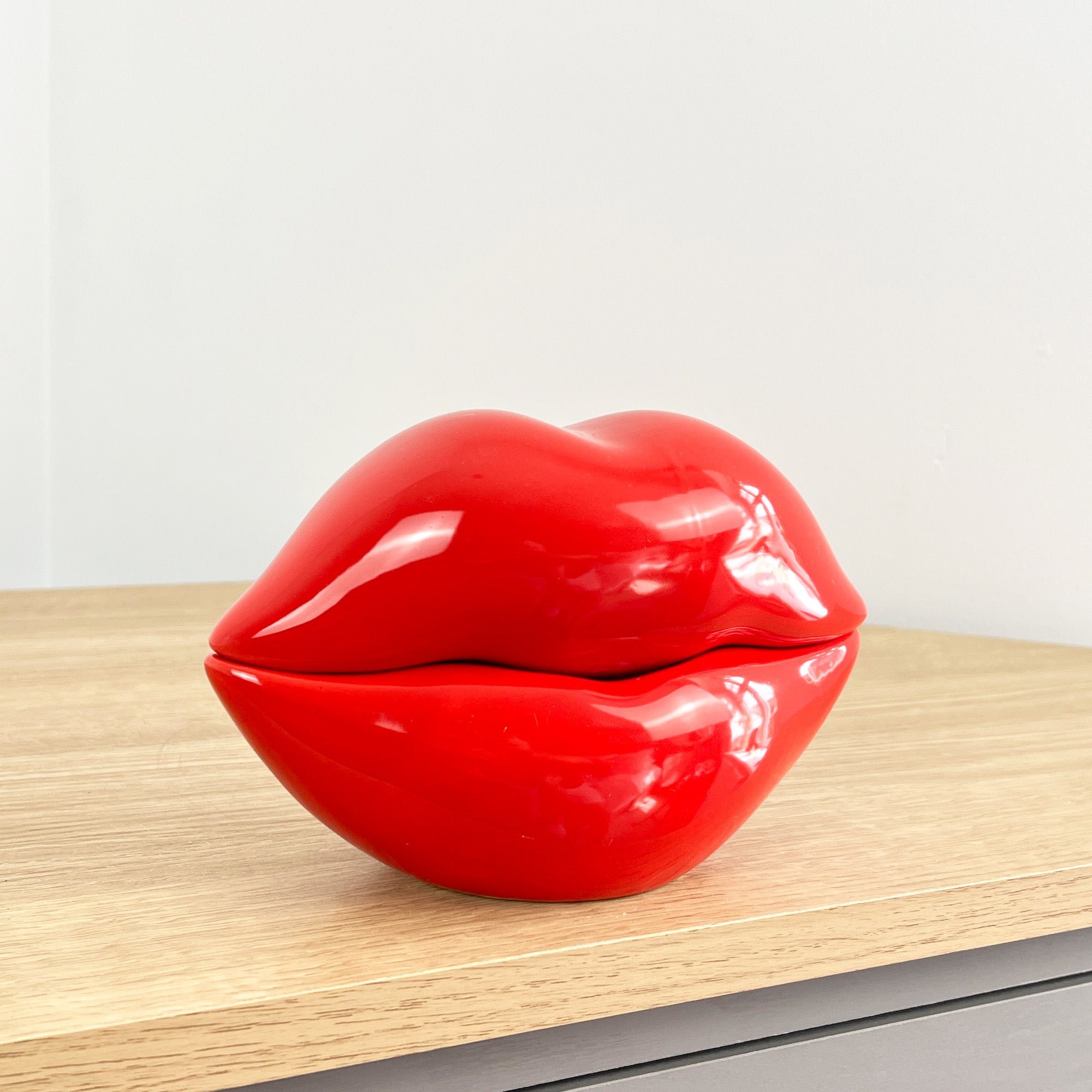 RedLipsOrnament-Side1