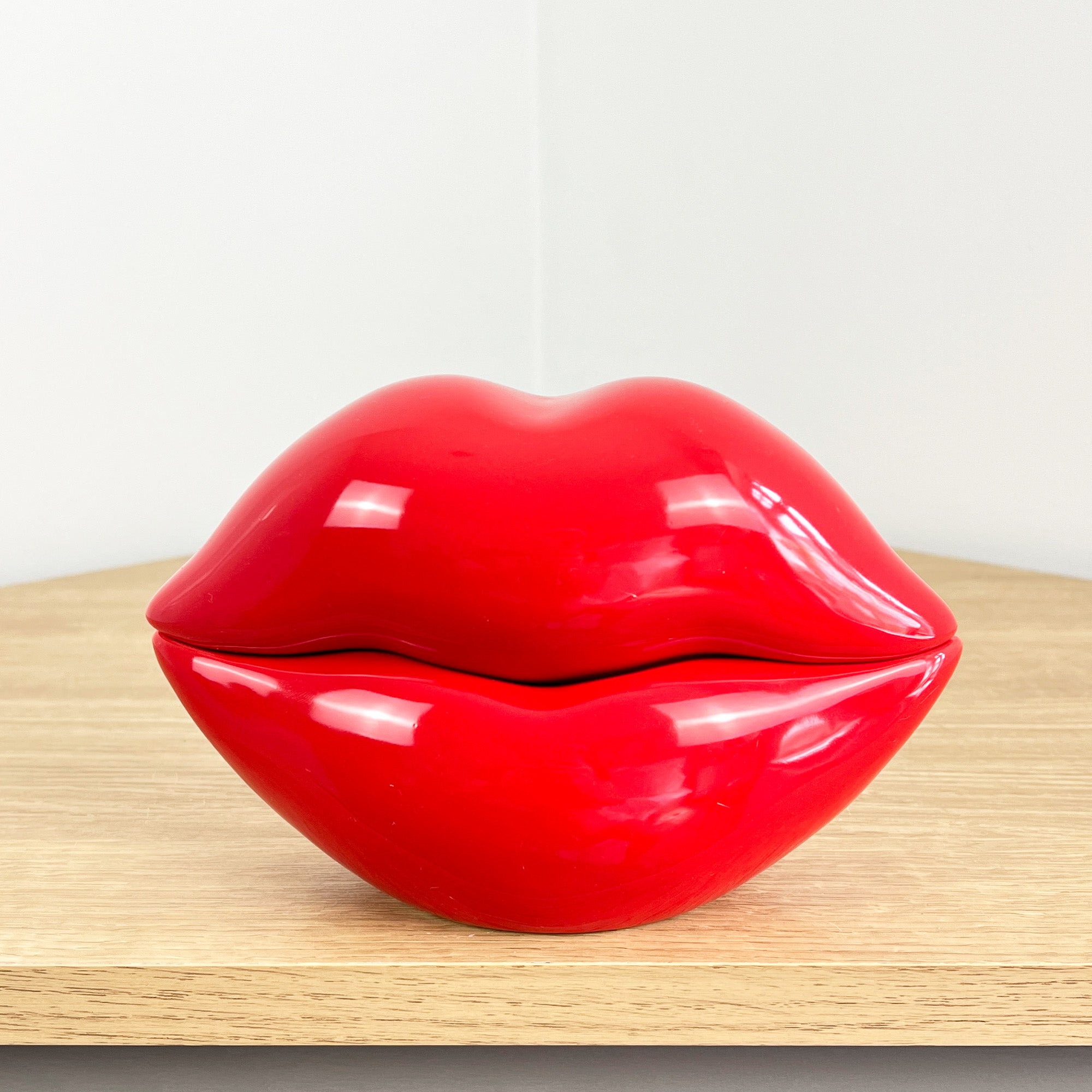 RedLipsOrnament-CloseUp