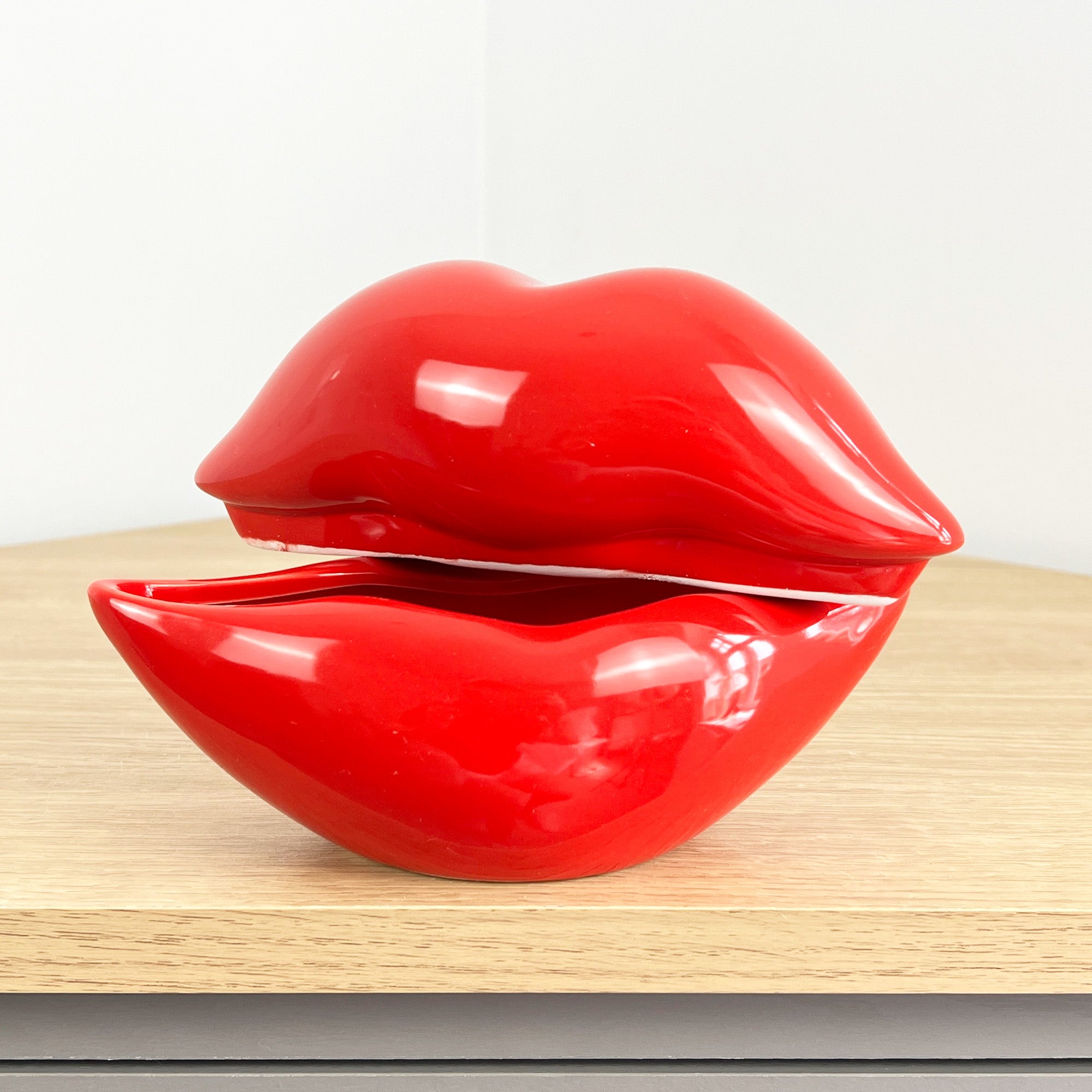 RedLipsOrnament-Opening