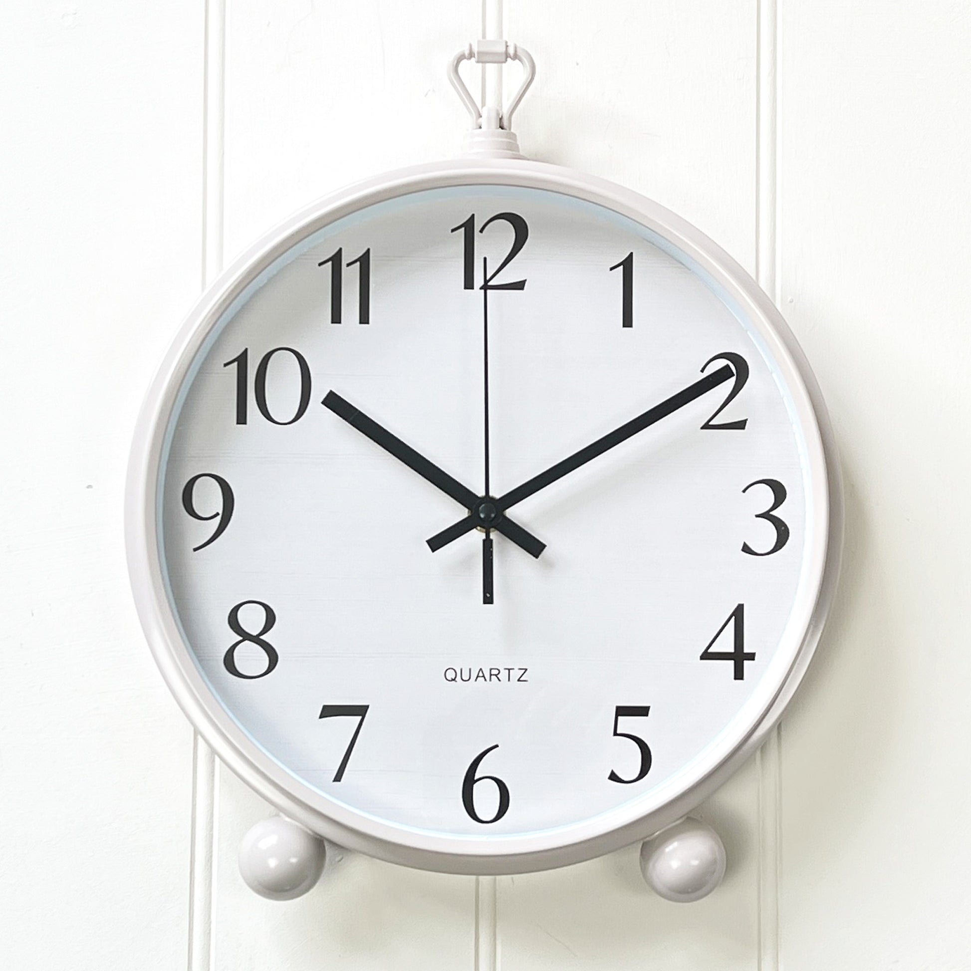 SmallWallClockforthehome-LightGrey-CloseUp