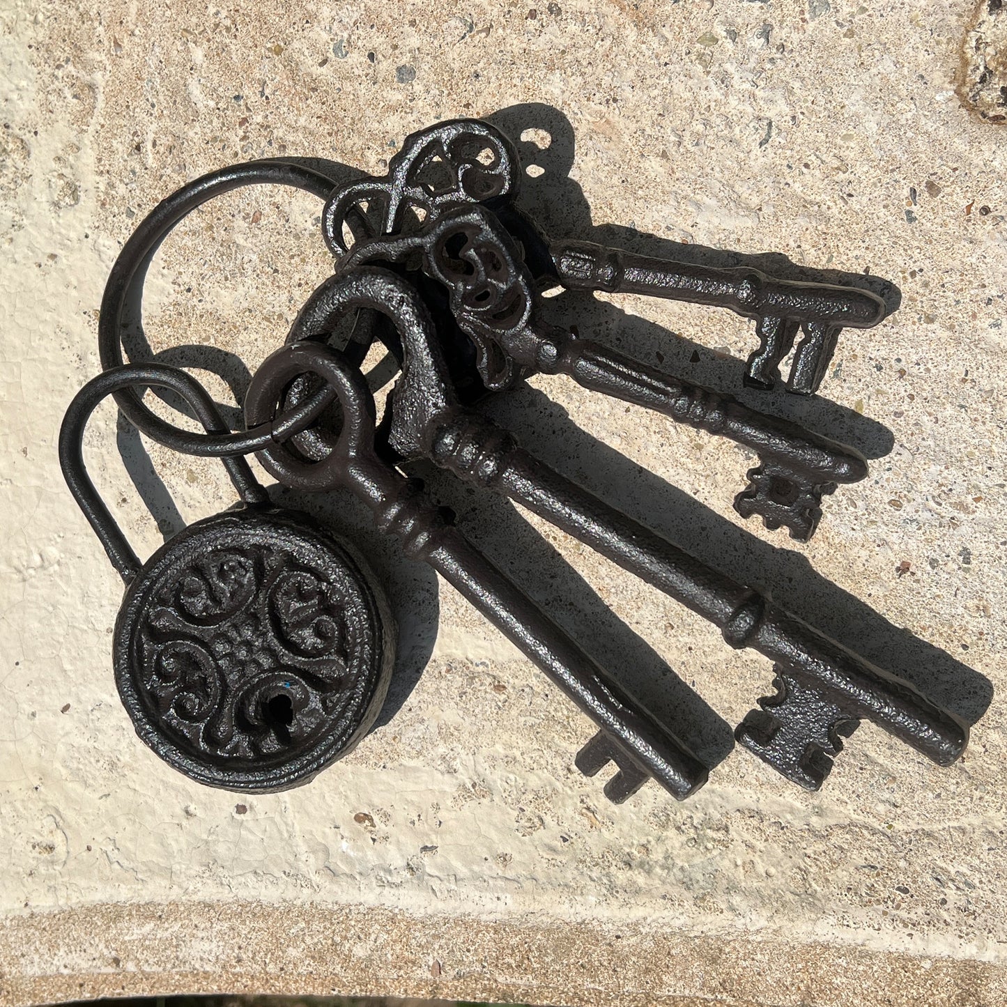 Antique Style Cast Iron Keys with Padlock