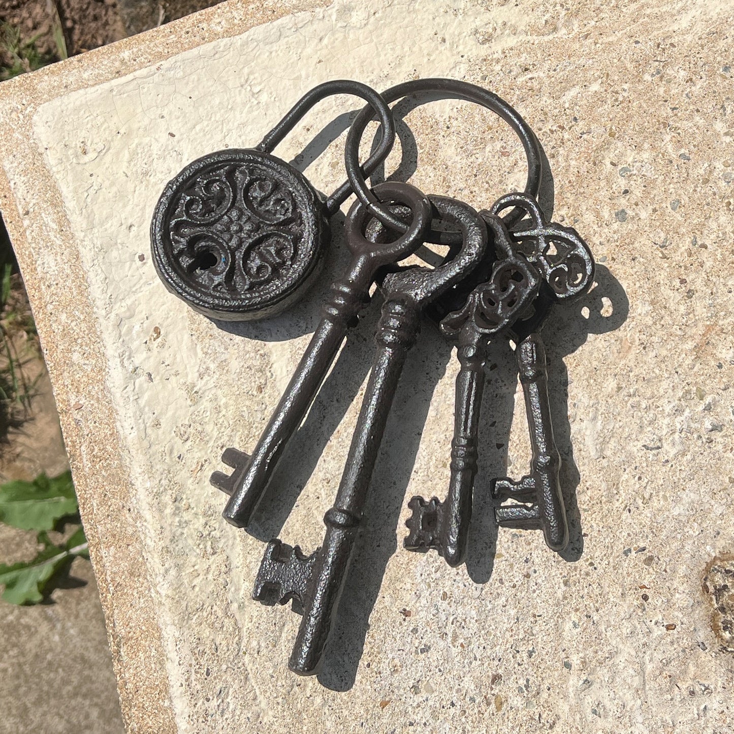 Antique Style Cast Iron Keys with Padlock