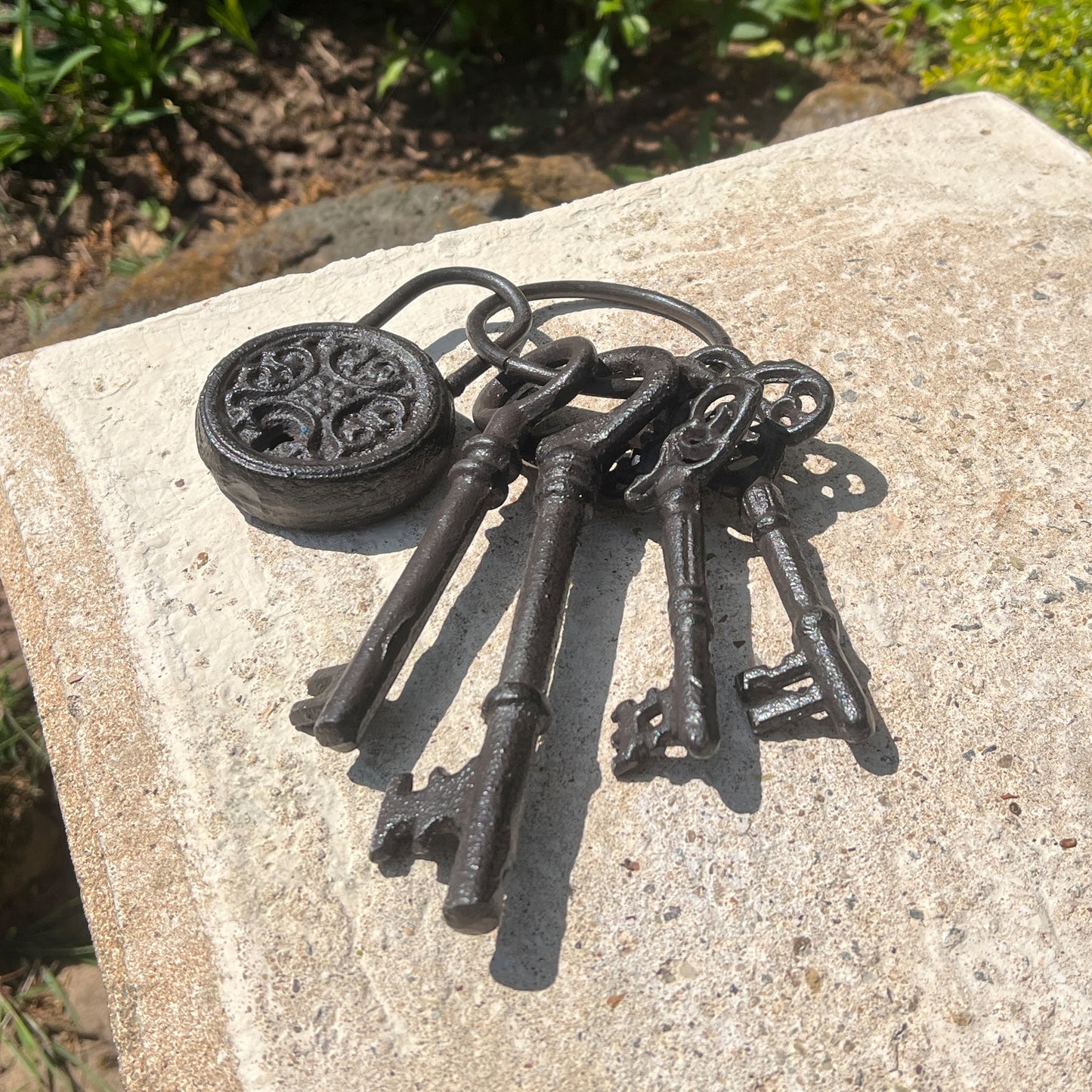 Antique Style Cast Iron Keys with Padlock