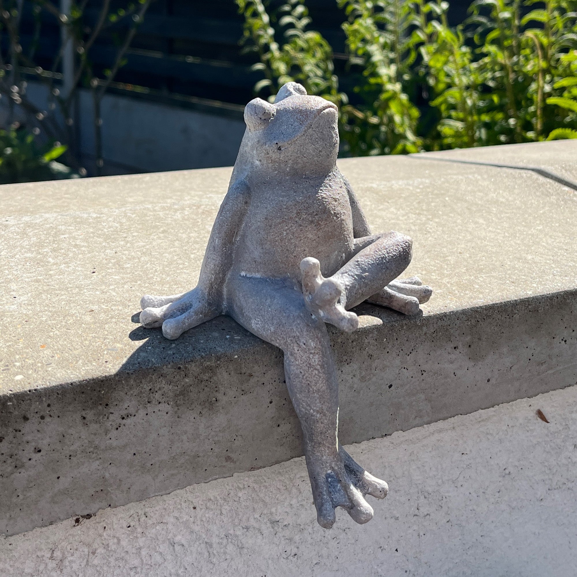 Resin Frog Garden Wall Ornament - Crossed Leg
