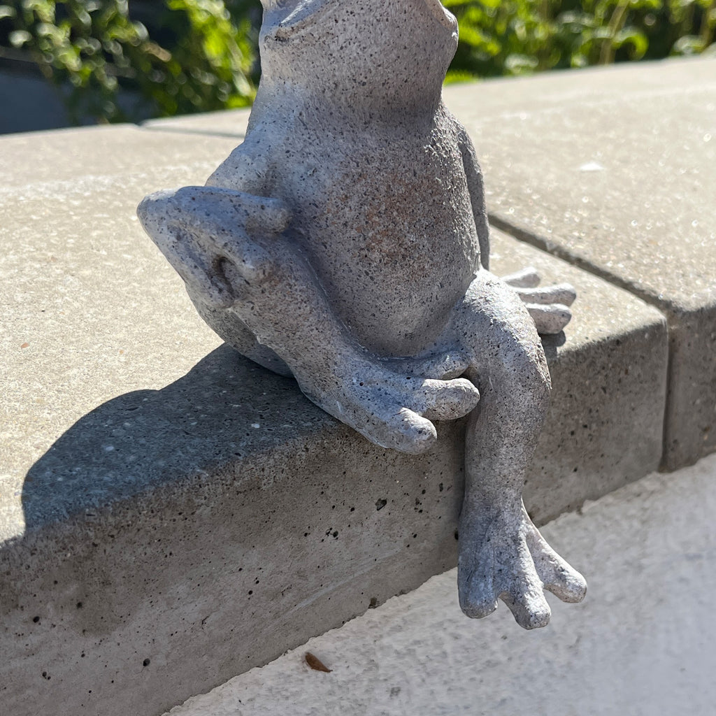 Resin Frog Garden Wall Ornament - Leg Up