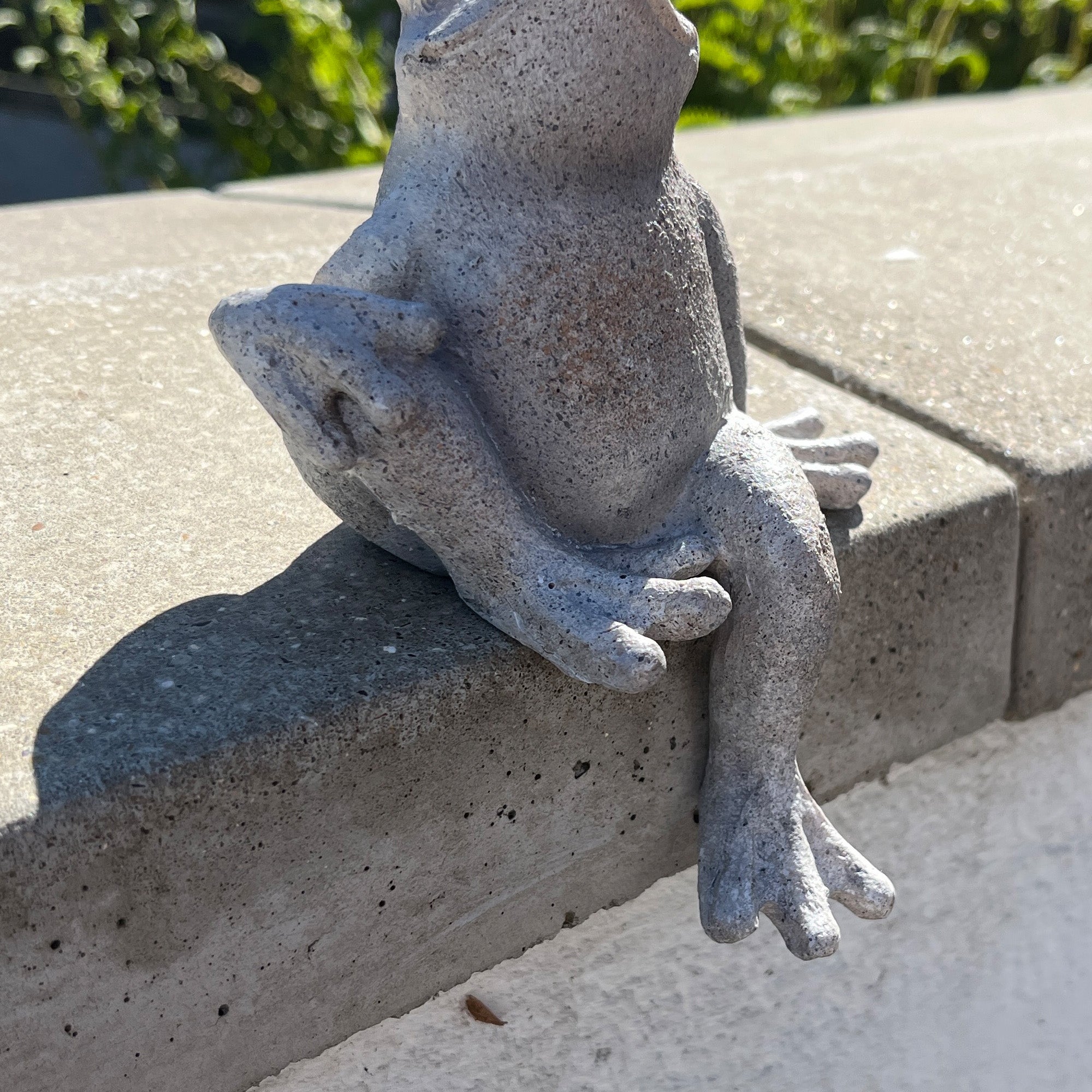 Resin Frog Garden Wall Ornament - Leg Up