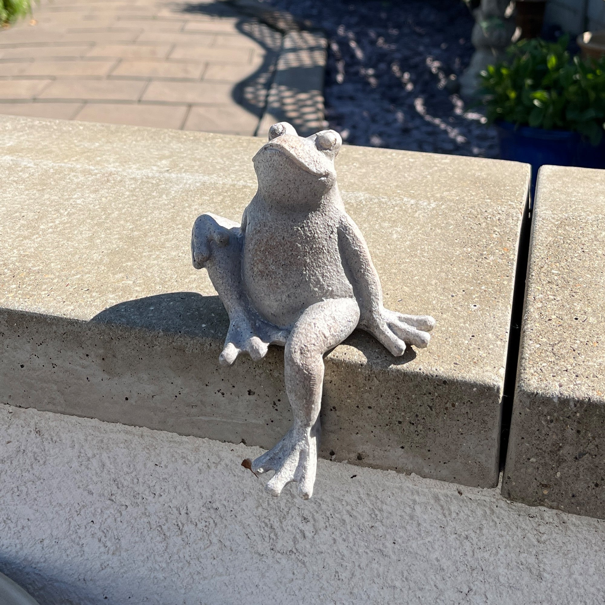 Resin Frog Garden Wall Ornament - Leg Up