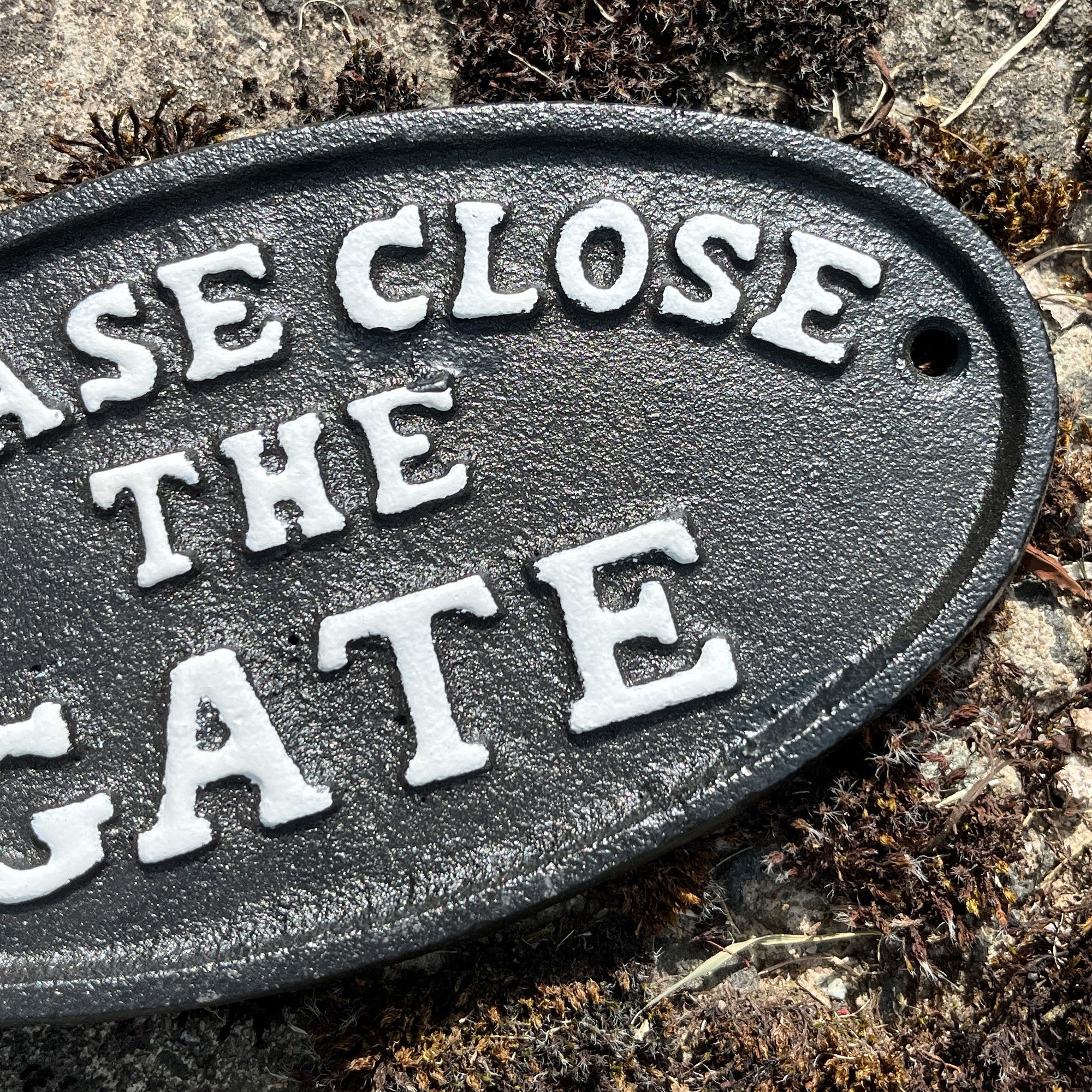Oval 'Please Close the Gate' Wall Sign / Plaque - Cast Iron