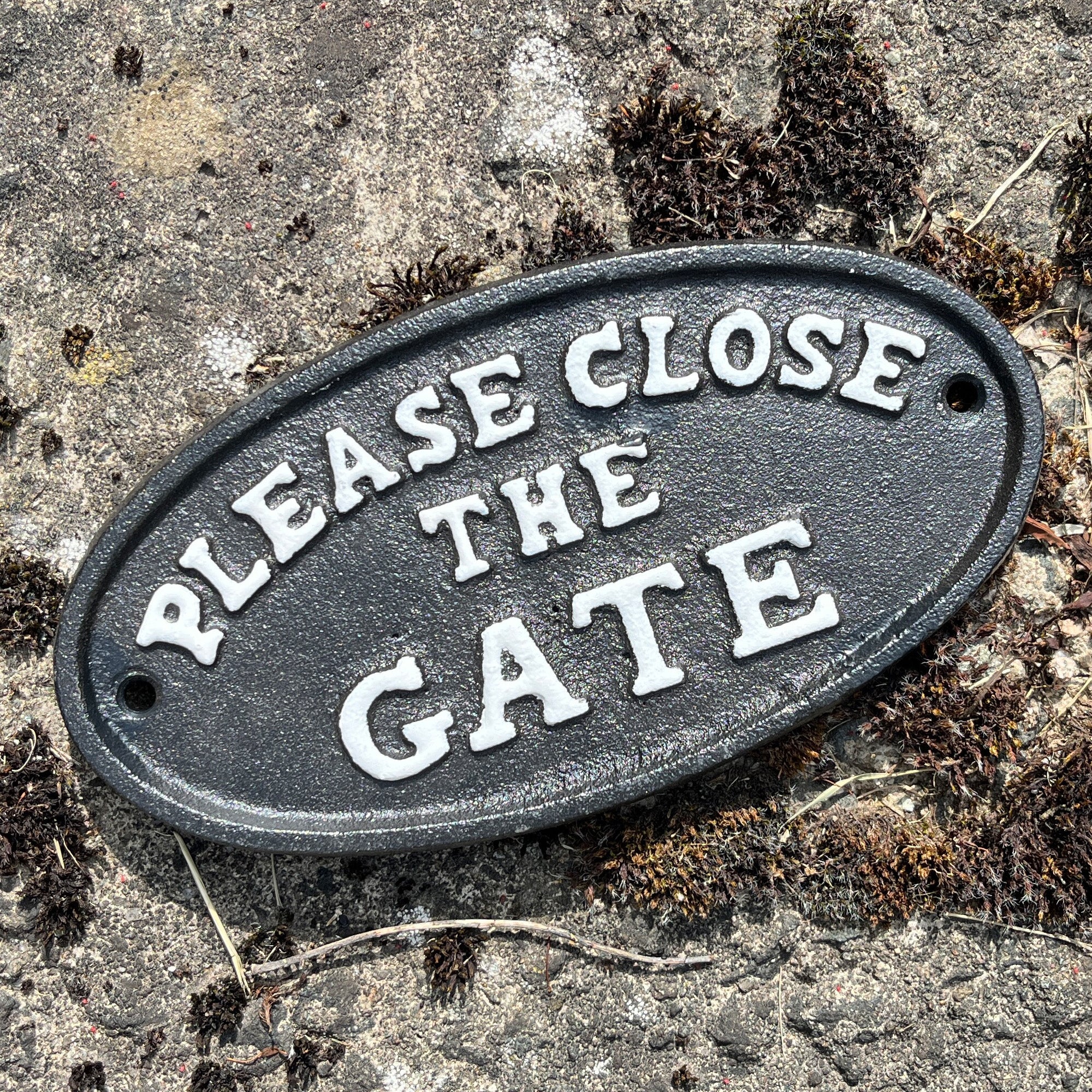 Oval 'Please Close the Gate' Wall Sign / Plaque - Cast Iron