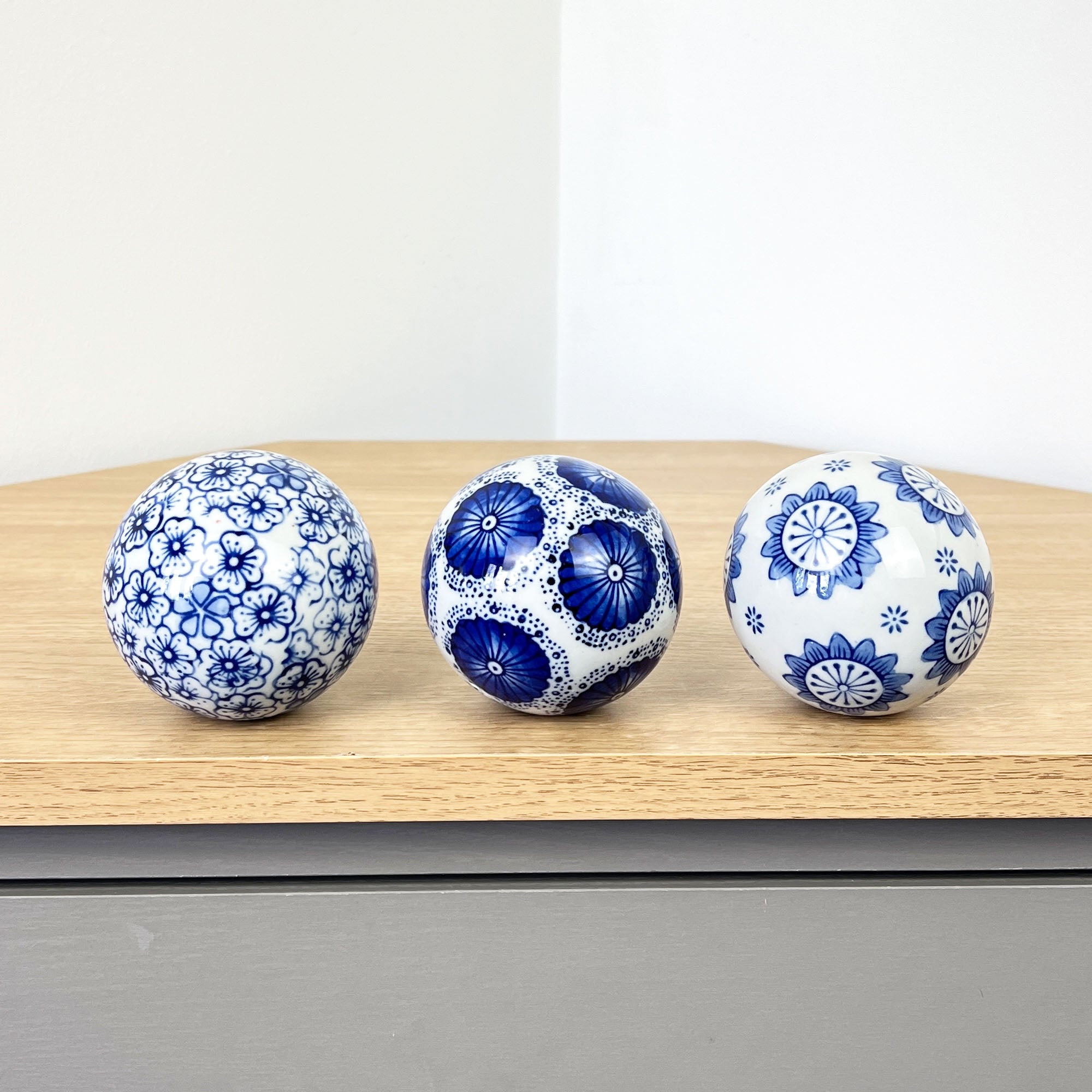 Set of 3 Decorative Balls for Bowls – White & Blue