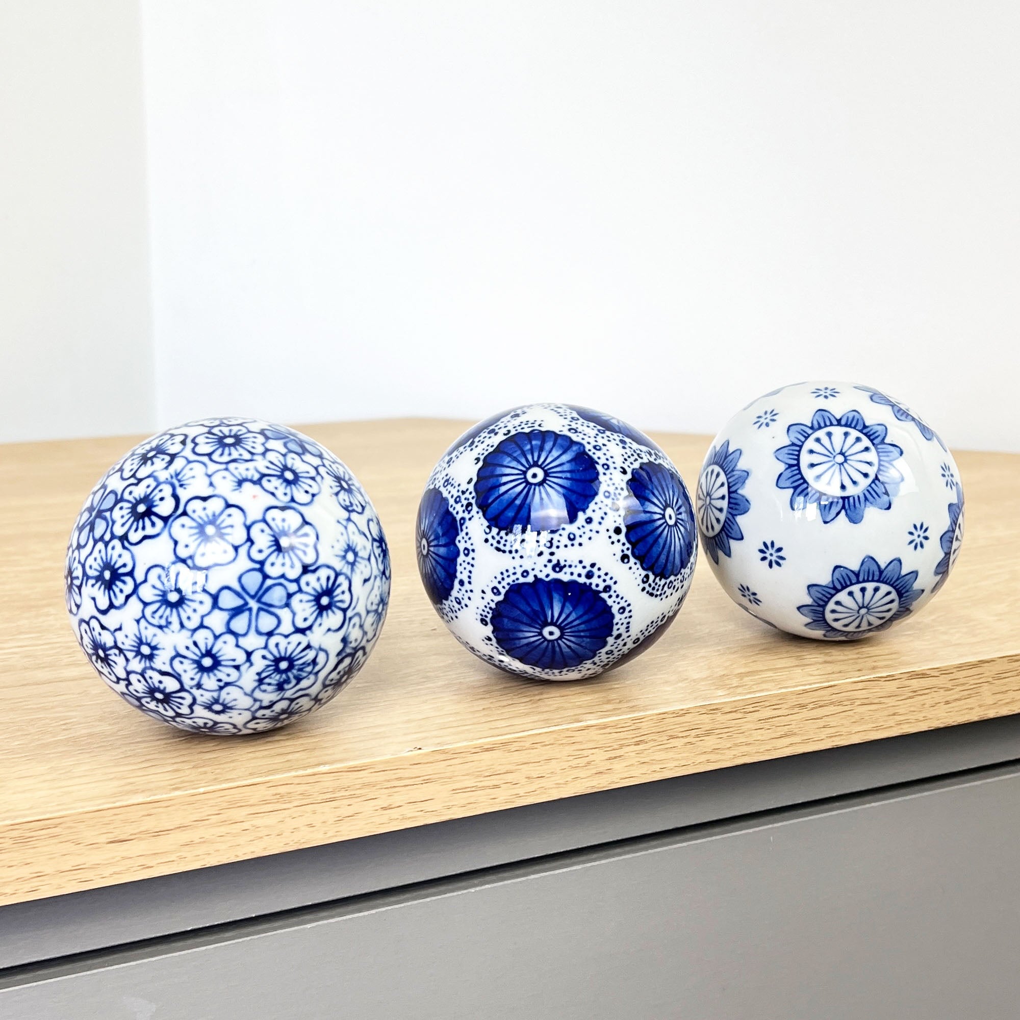 Set of 3 Decorative Balls for Bowls – White & Blue