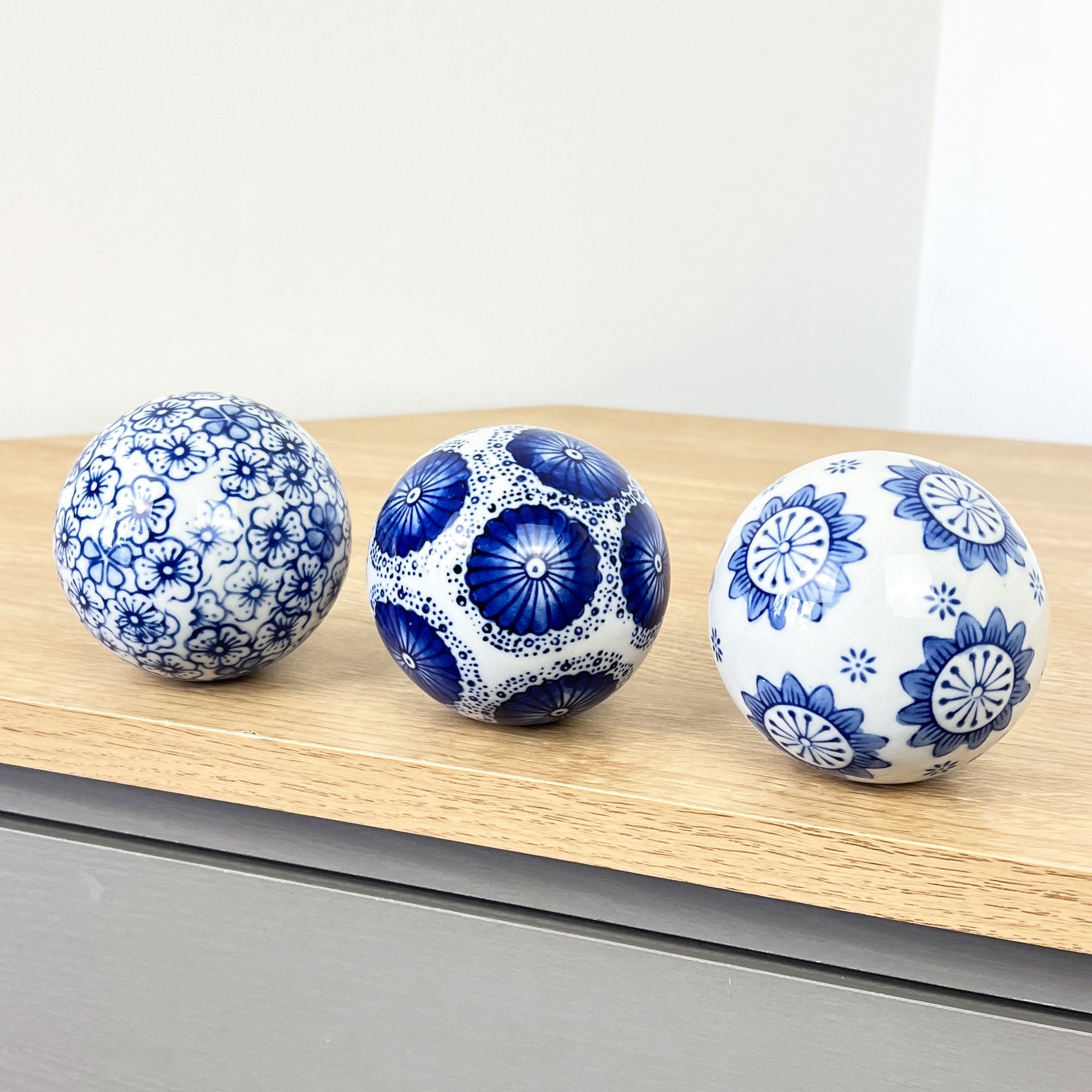 Set of 3 Decorative Balls for Bowls – White & Blue