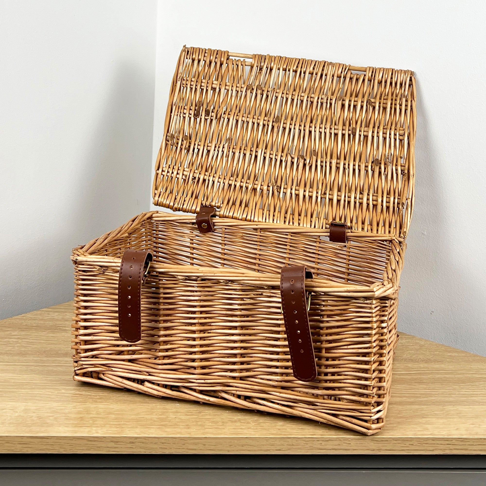 36cm x 26cm Small Lidded Wicker Hamper Storage Basket