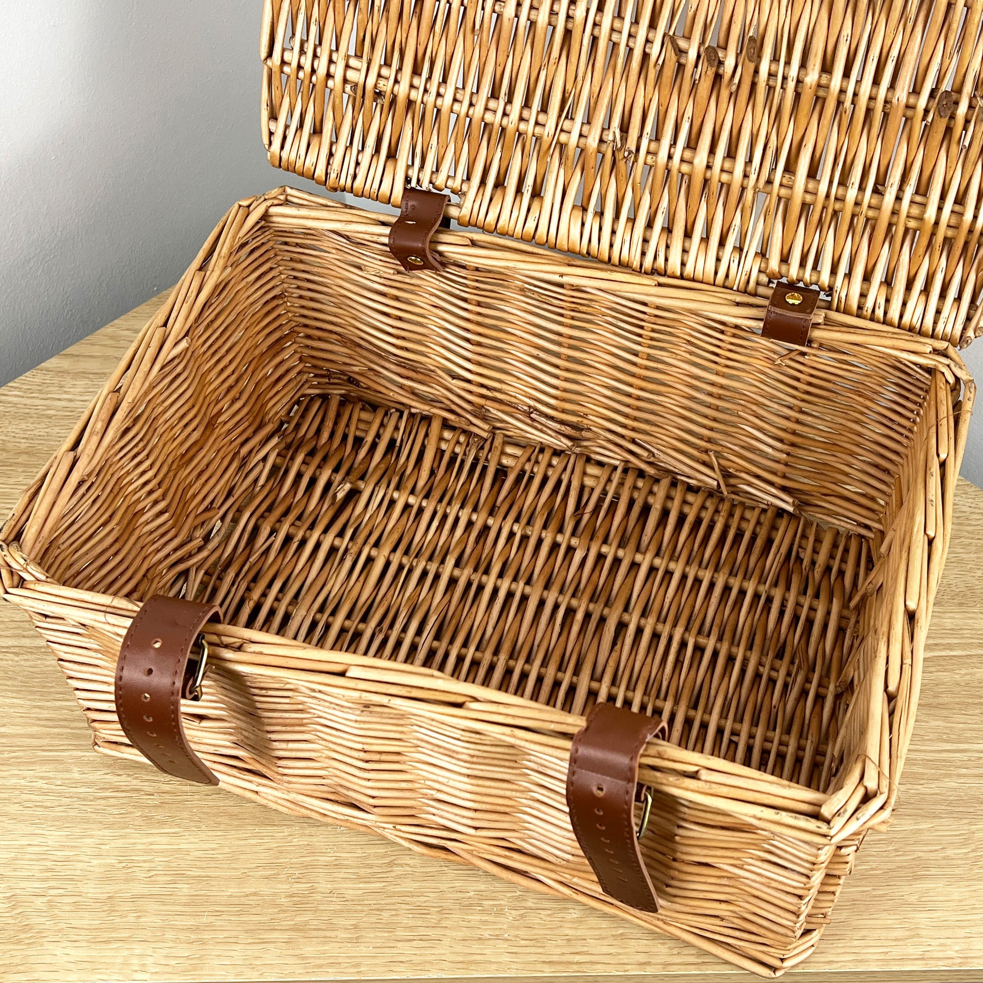 36cm x 26cm Small Lidded Wicker Hamper Storage Basket