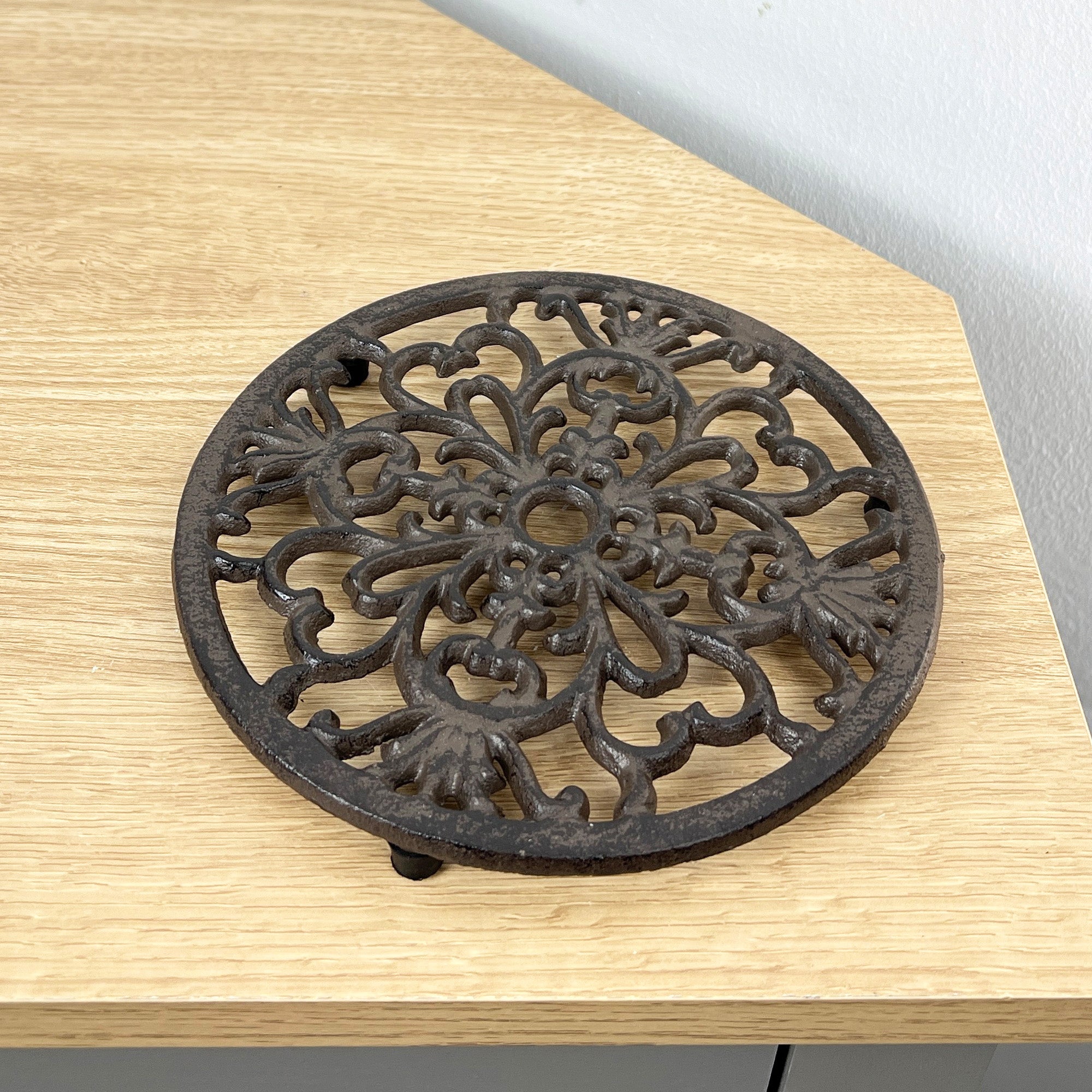 17cm Round Cast Iron Trivet - Brown
