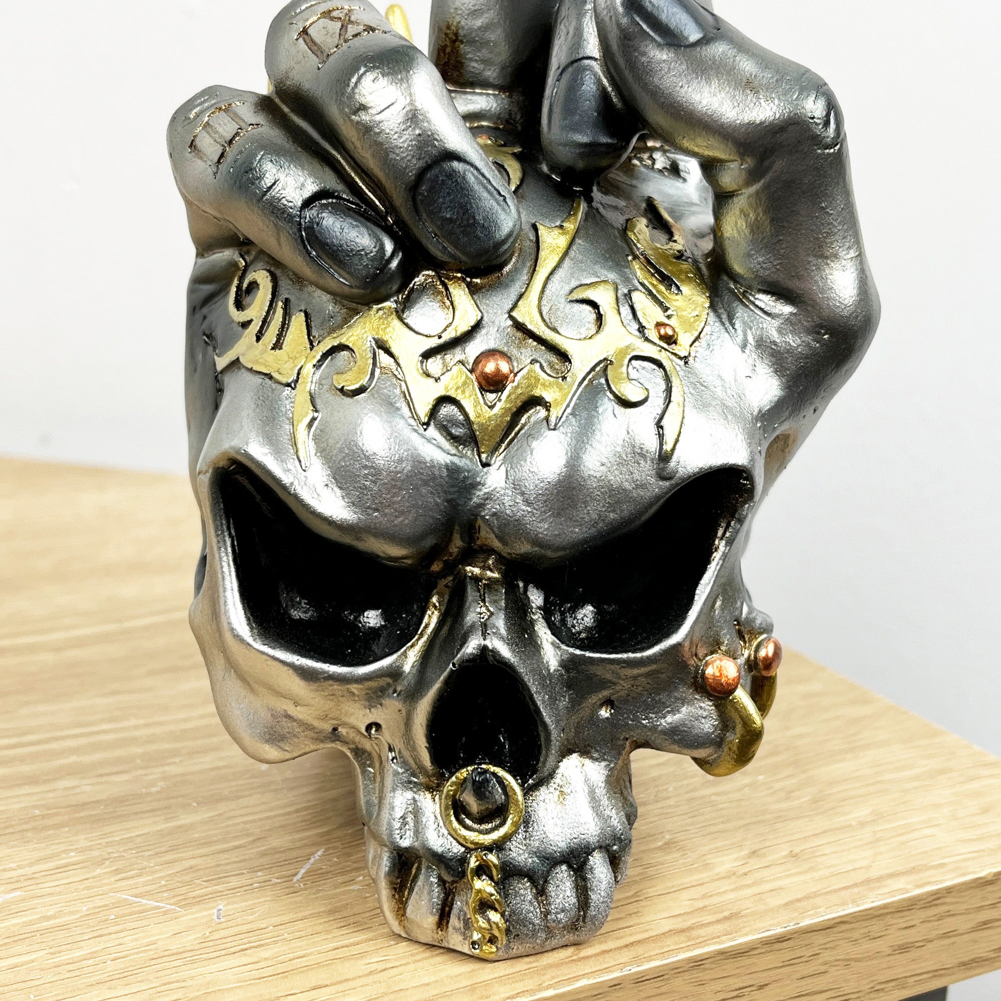 18.5cm Middle Finger Skull Ornament – Resin