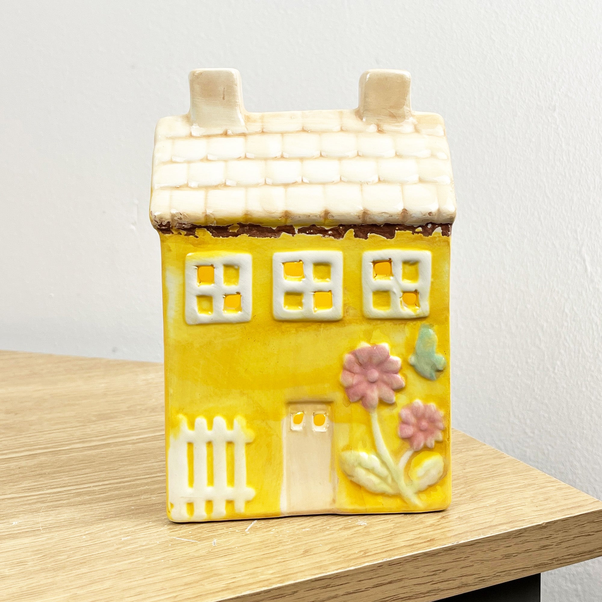 16cm Ceramic LED Cottage / House Ornament – Ceramic