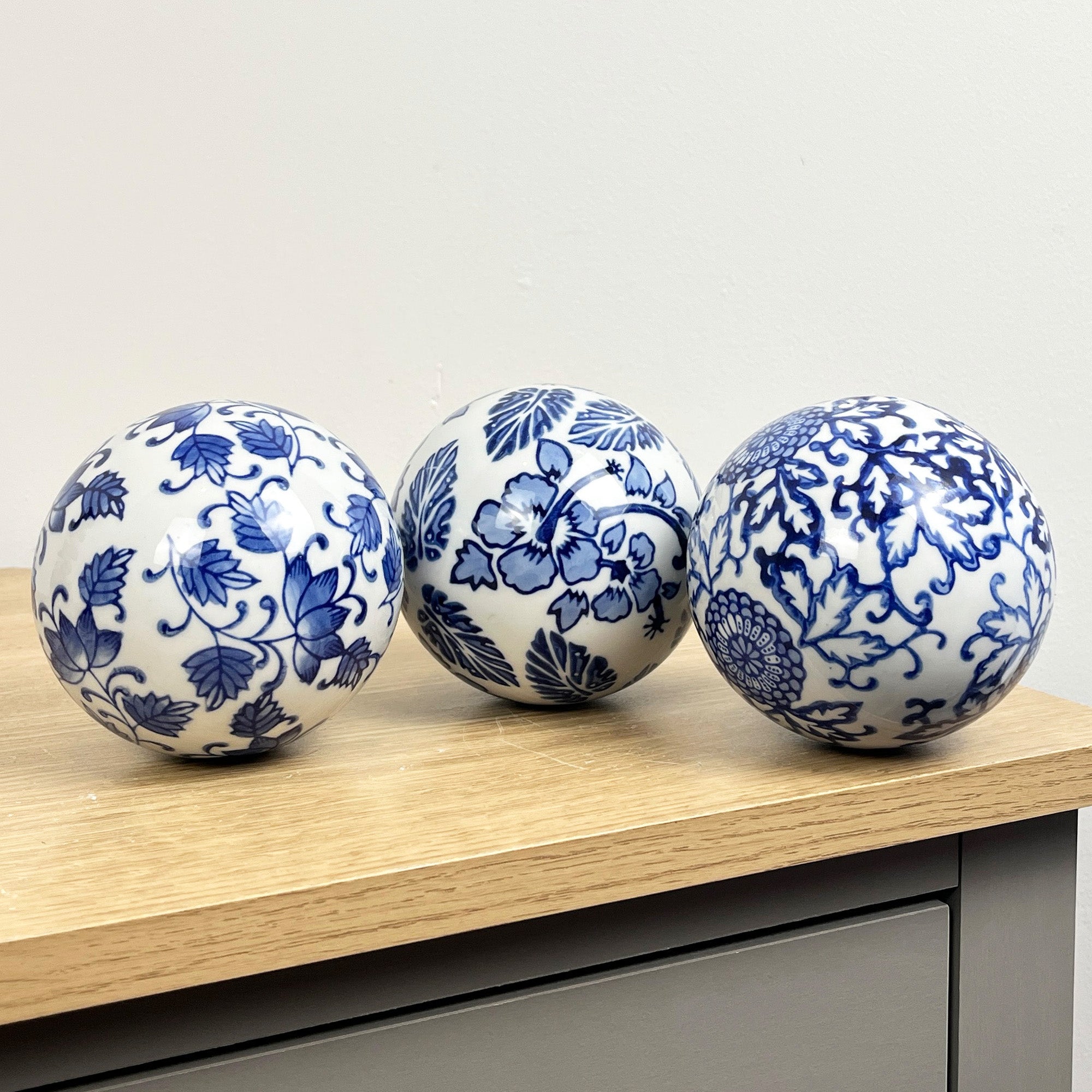 Set of 3 10cm Ornamental Decorative Balls for Bowls – White & Blue