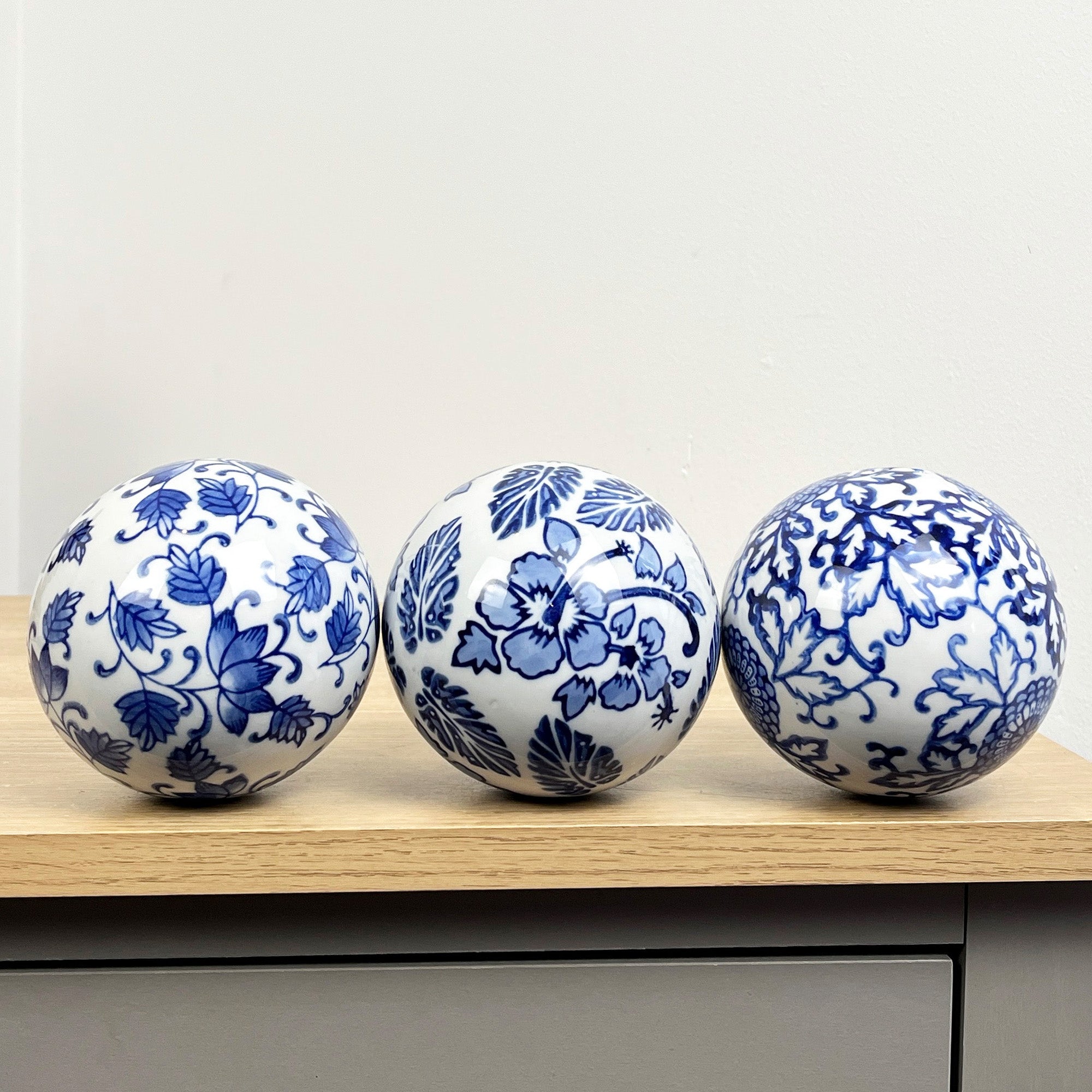 Set of 3 10cm Ornamental Decorative Balls for Bowls – White & Blue