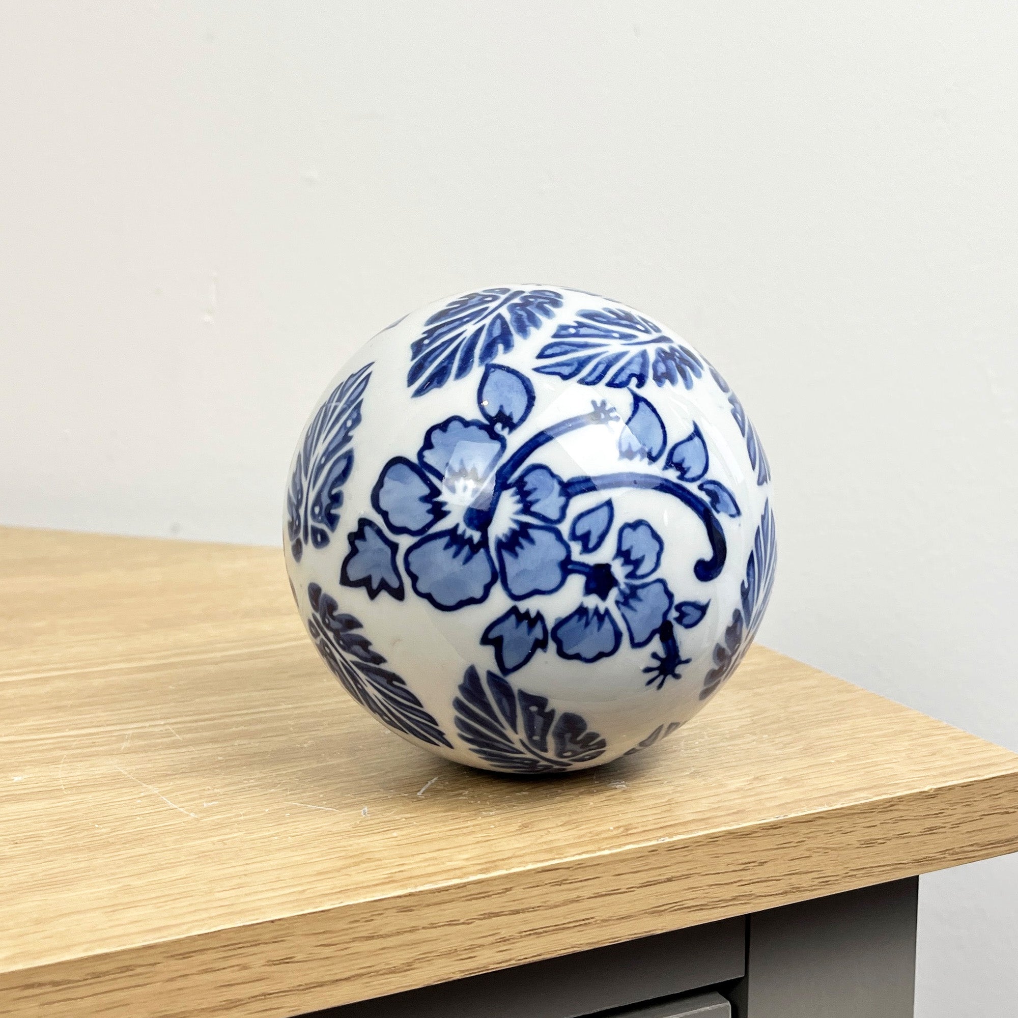 Set of 3 10cm Ornamental Decorative Balls for Bowls – White & Blue