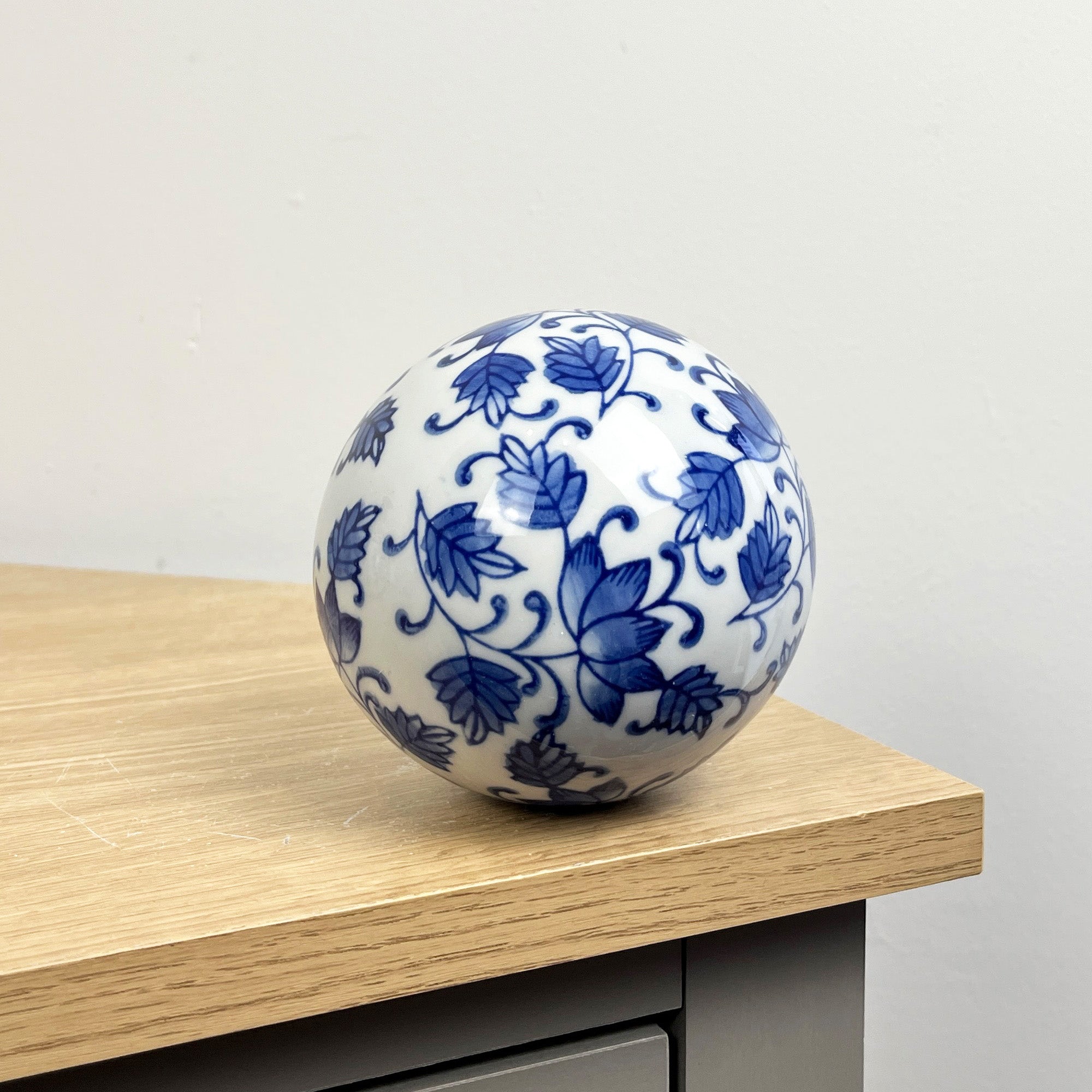 Set of 3 10cm Ornamental Decorative Balls for Bowls – White & Blue