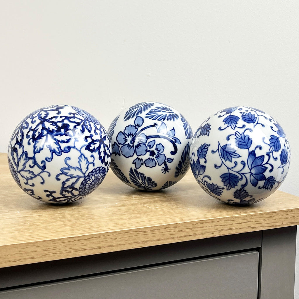 Set of 3 10cm Ornamental Decorative Balls for Bowls – White & Blue