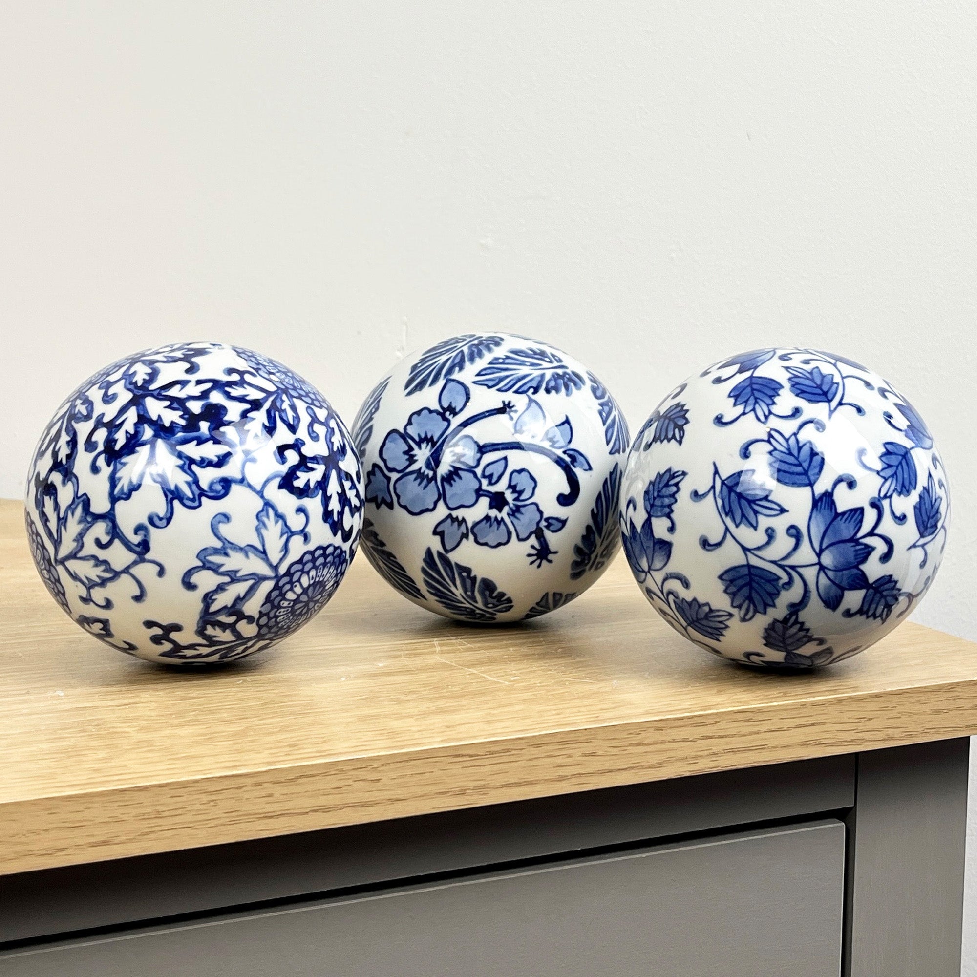 Set of 3 10cm Ornamental Decorative Balls for Bowls – White & Blue