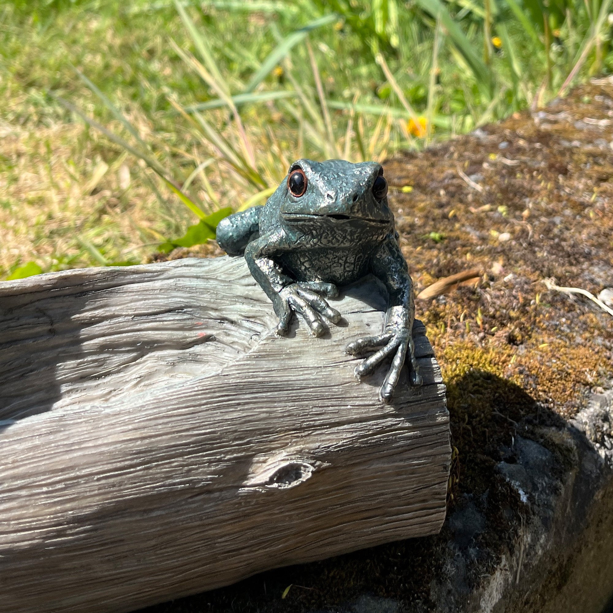 21cm Frogs on a Log Garden Ornament - Resin