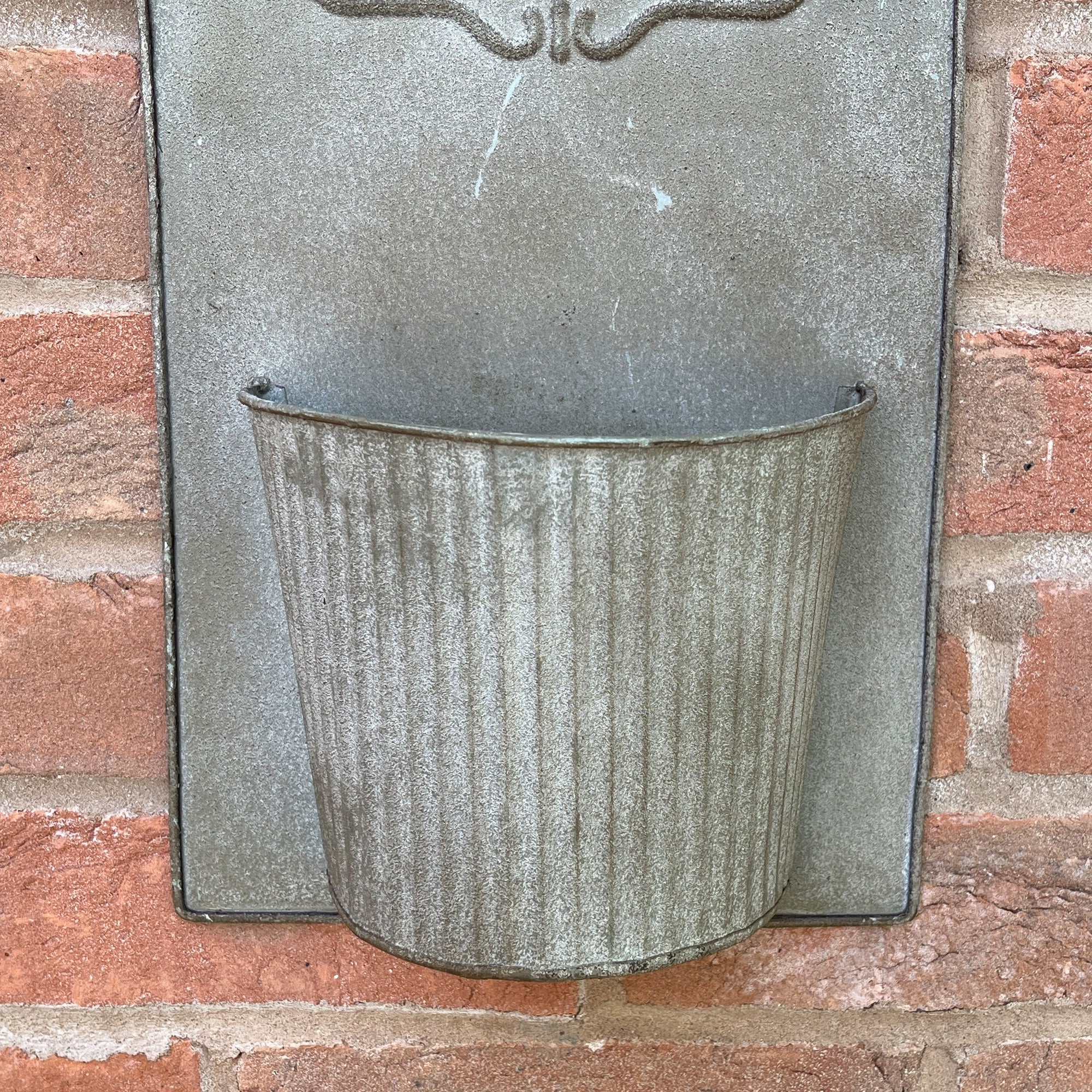 46.5cm Vintage Wall Mounted Planter – Zinc