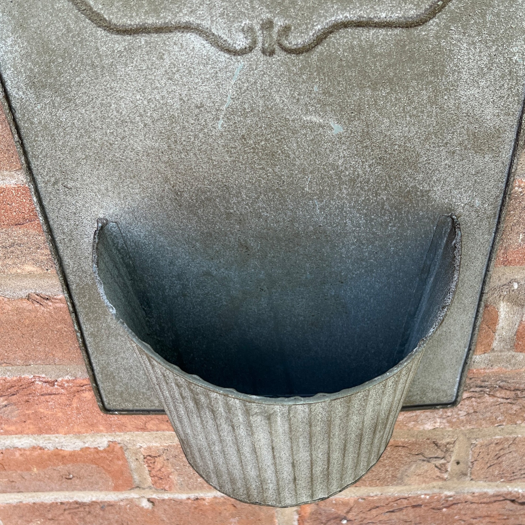 46.5cm Vintage Wall Mounted Planter – Zinc