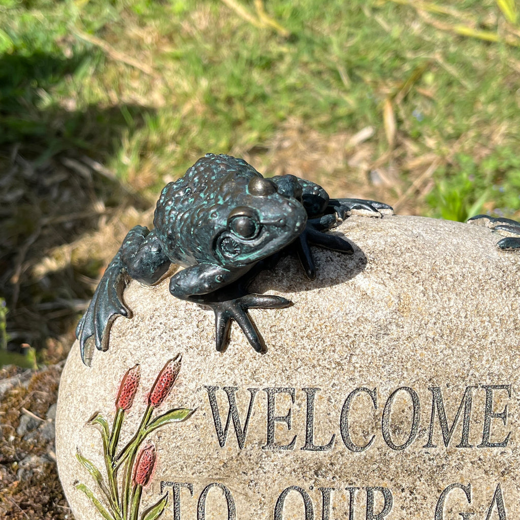 Welcome to Our Garden Frogs on a Stone Garden Ornament – Resin