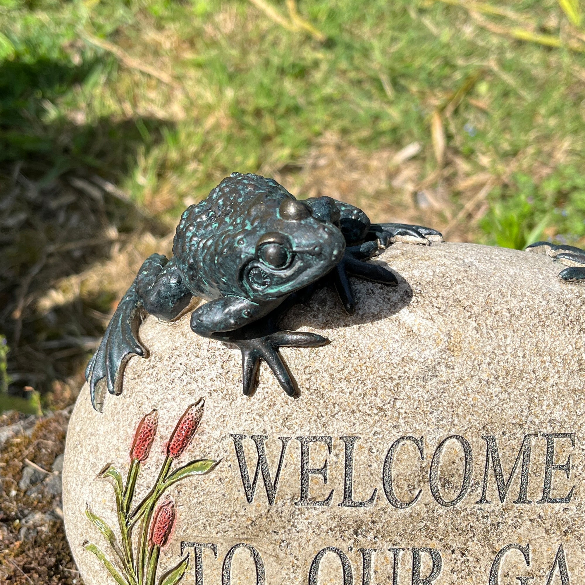 Welcome to Our Garden Frogs on a Stone Garden Ornament – Resin