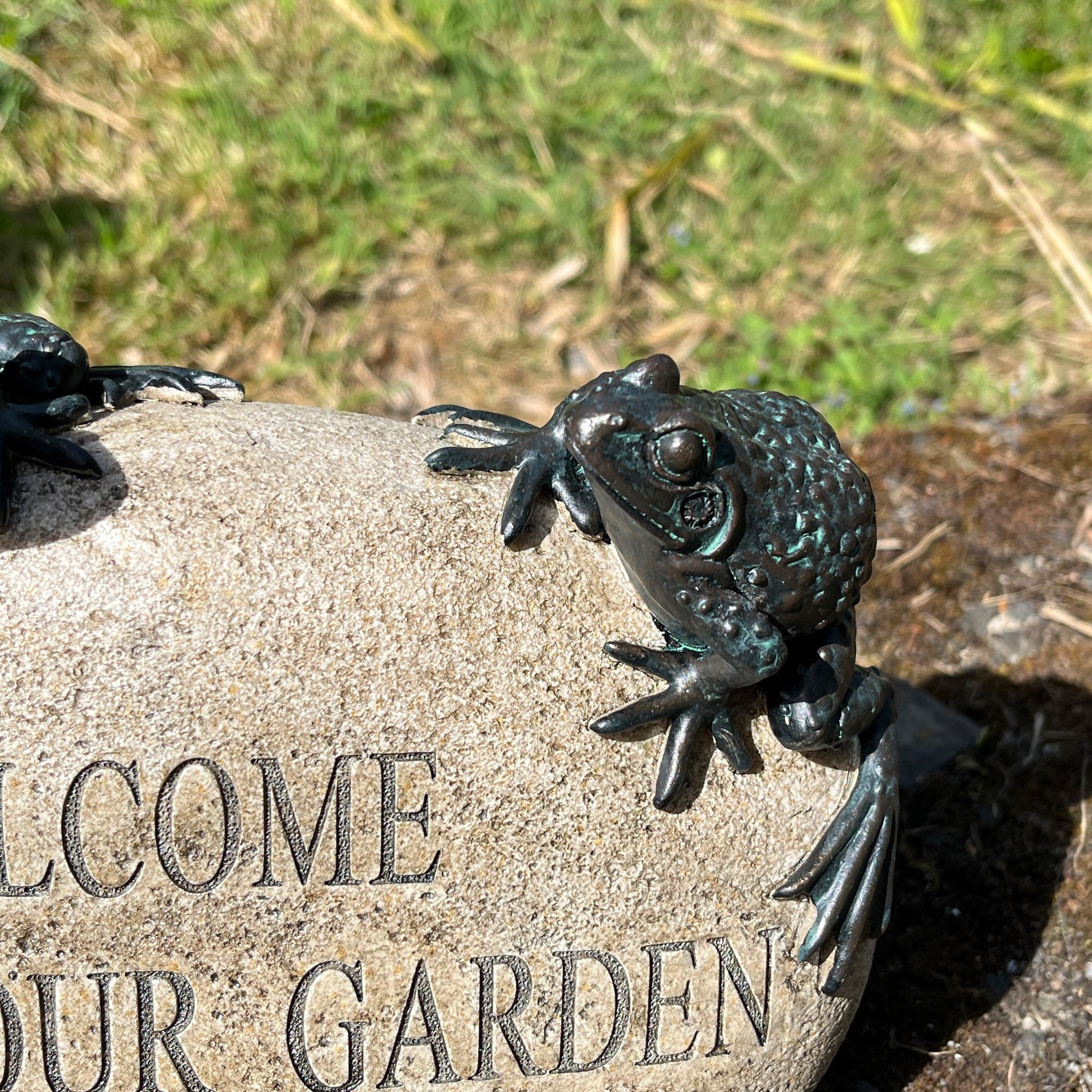 Welcome to Our Garden Frogs on a Stone Garden Ornament – Resin