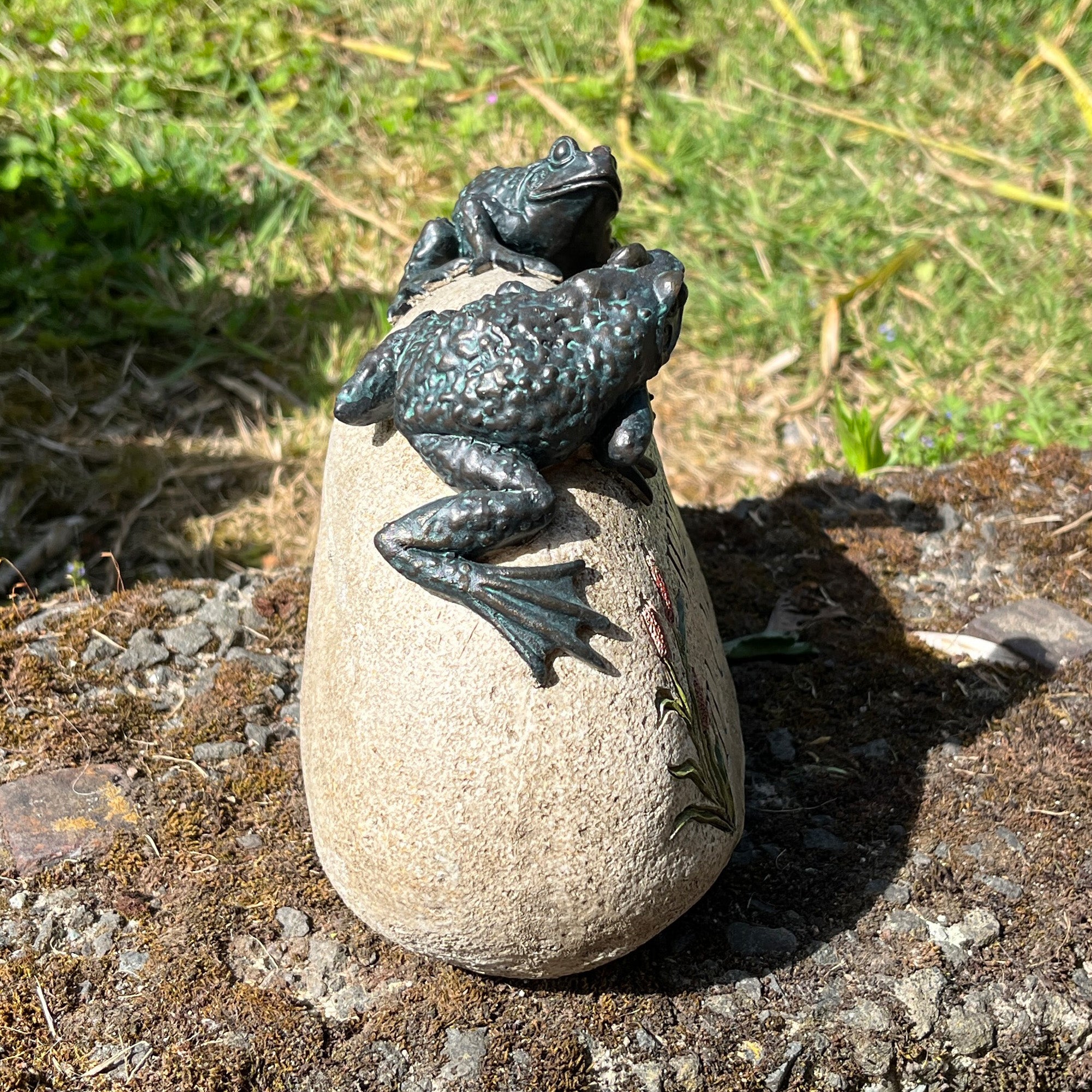 Welcome to Our Garden Frogs on a Stone Garden Ornament – Resin