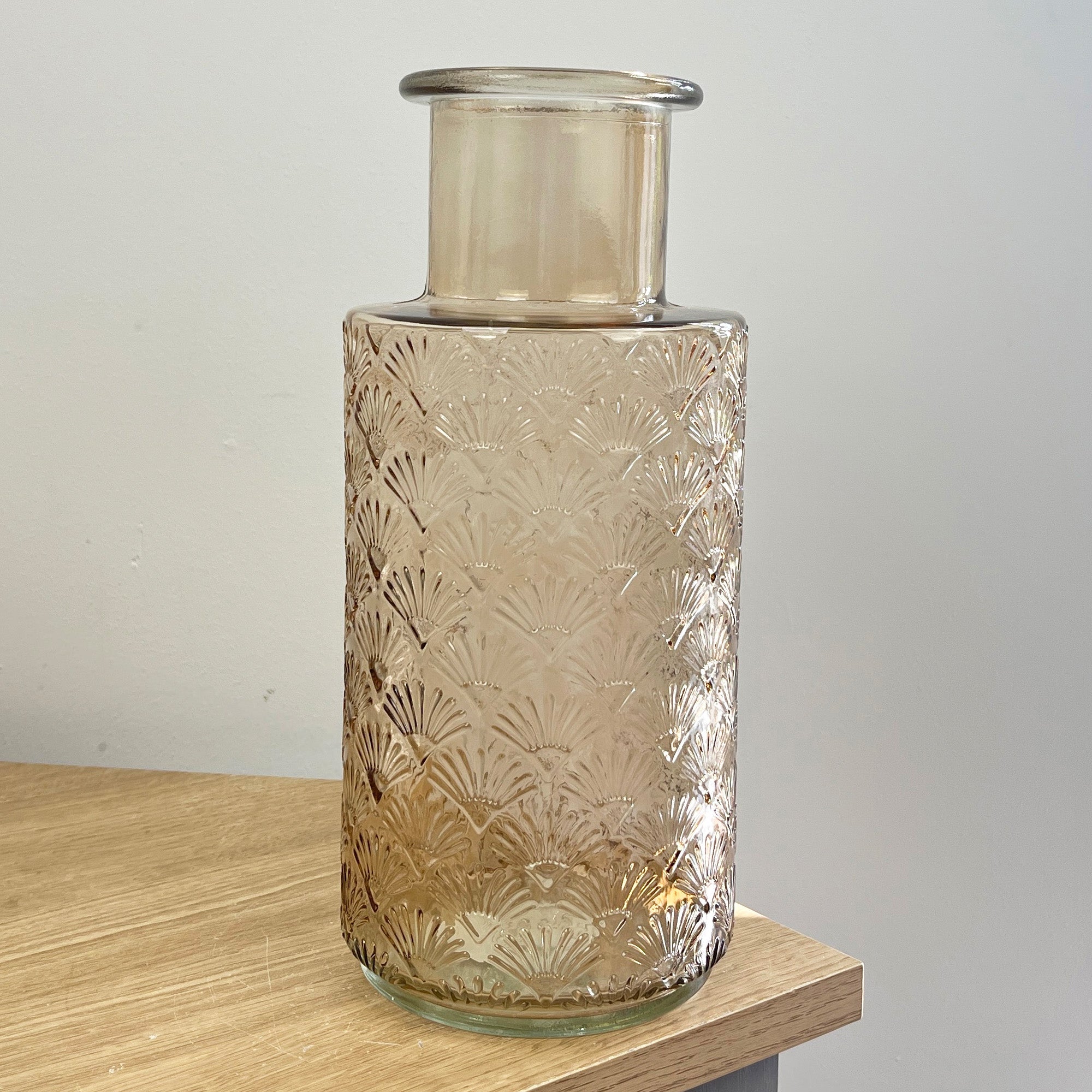 27cm Fan Tail Coloured Glass Vase – Brown