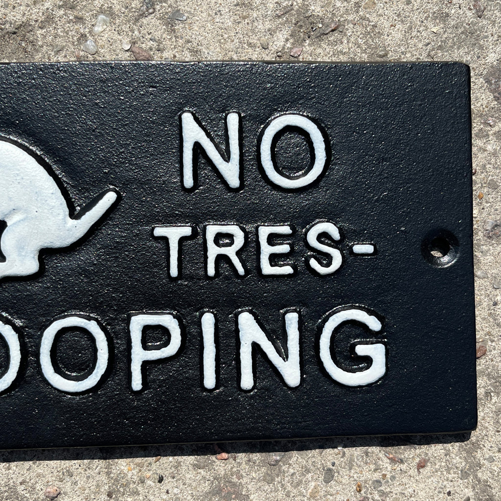 'No Tres-Pooping' Funny Dog Poop Wall Sign - Cast Iron