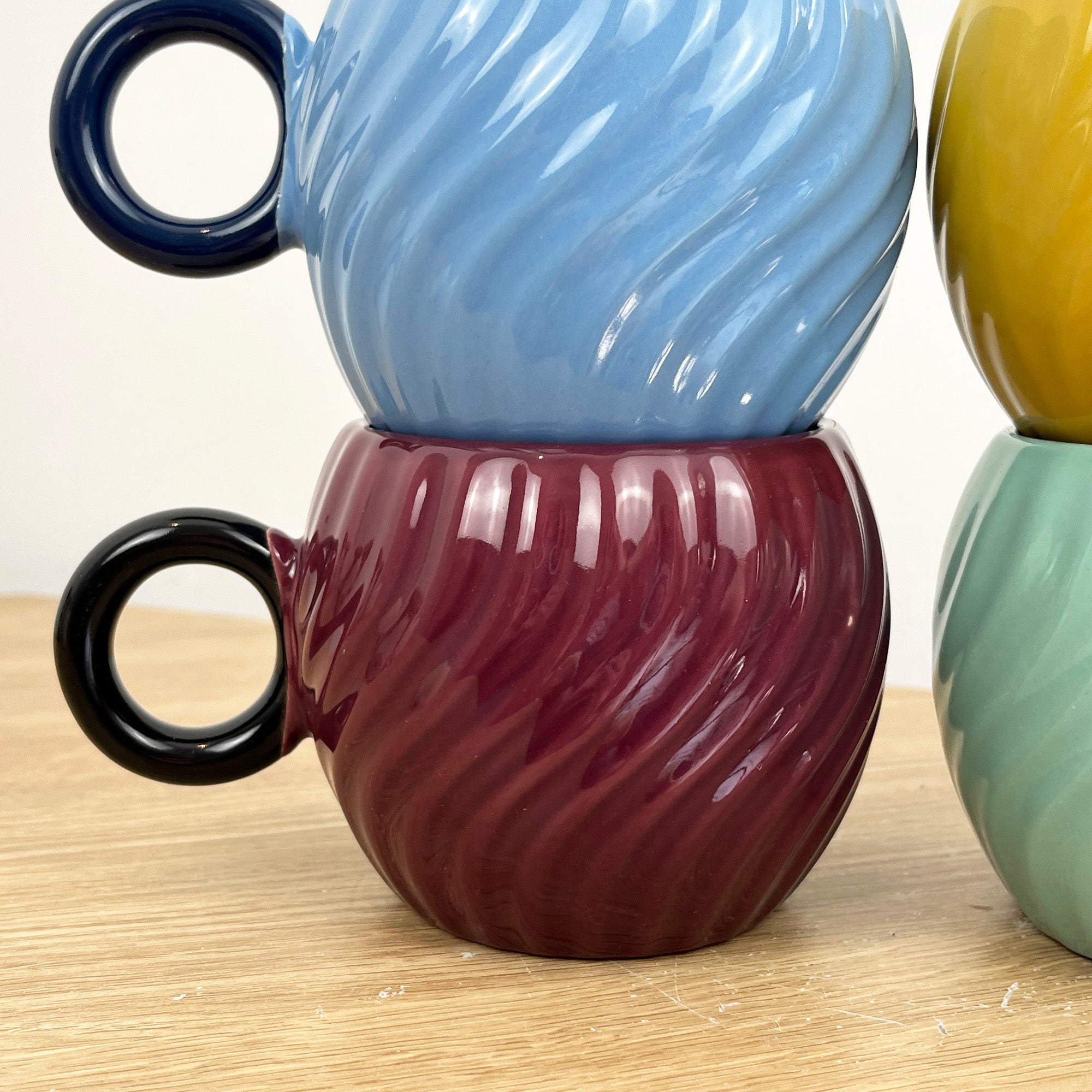 Set of 4 x 300ml Colourful Swirl Stoneware Mugs