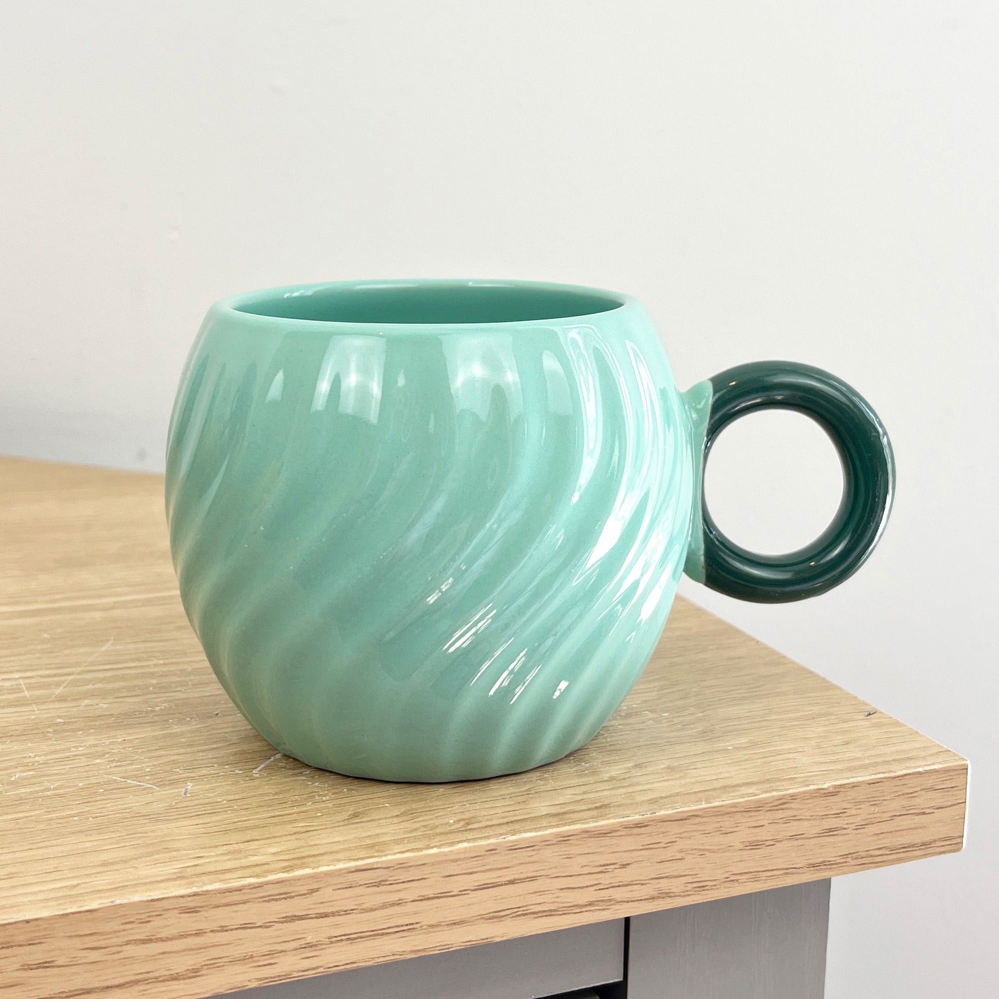 Set of 4 x 300ml Colourful Swirl Stoneware Mugs
