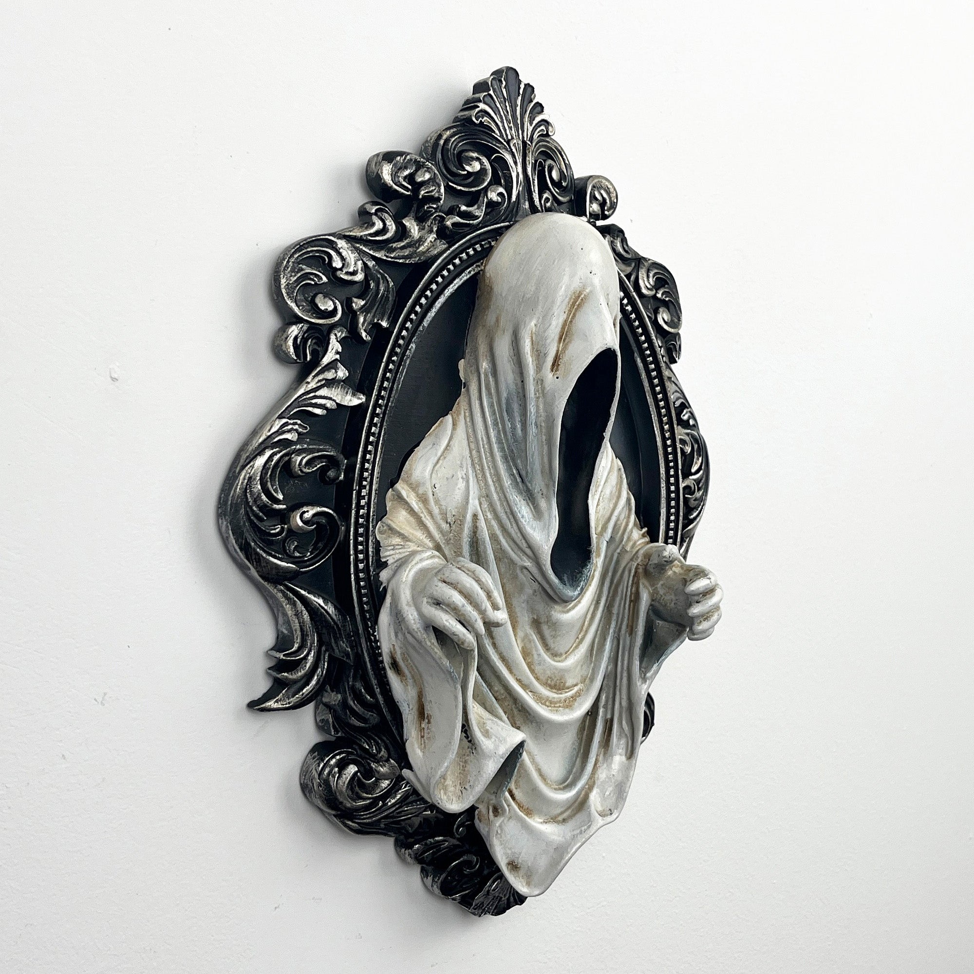 29cm Ghost Picture Frame Wall Art Decoration – Resin