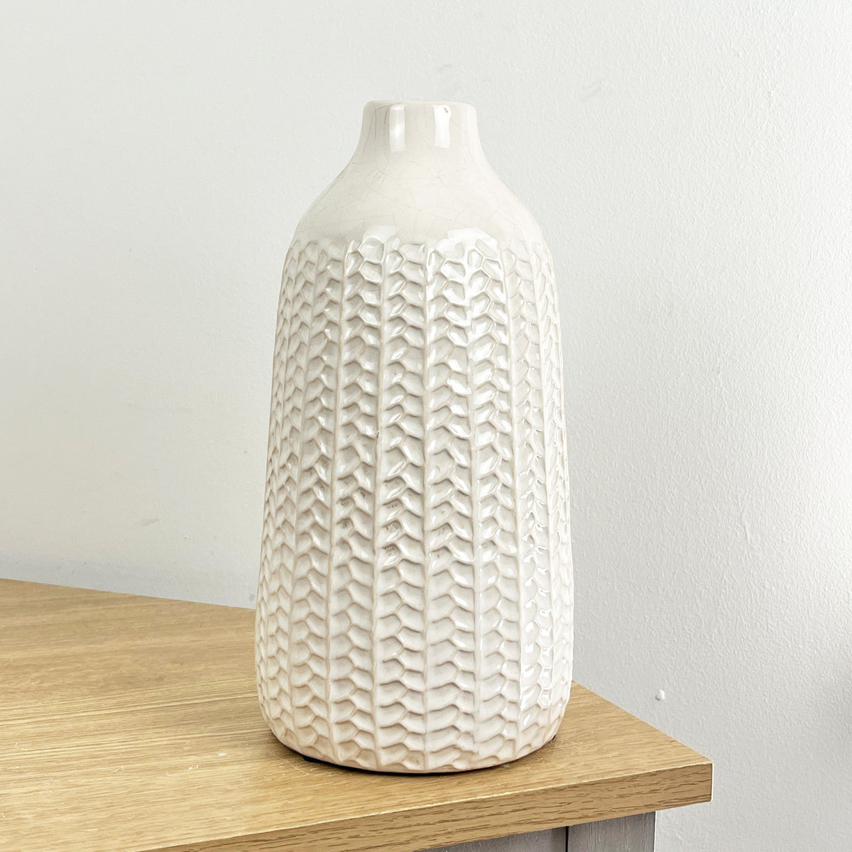 28cm off White Ceramic Vase – Knitted Pattern