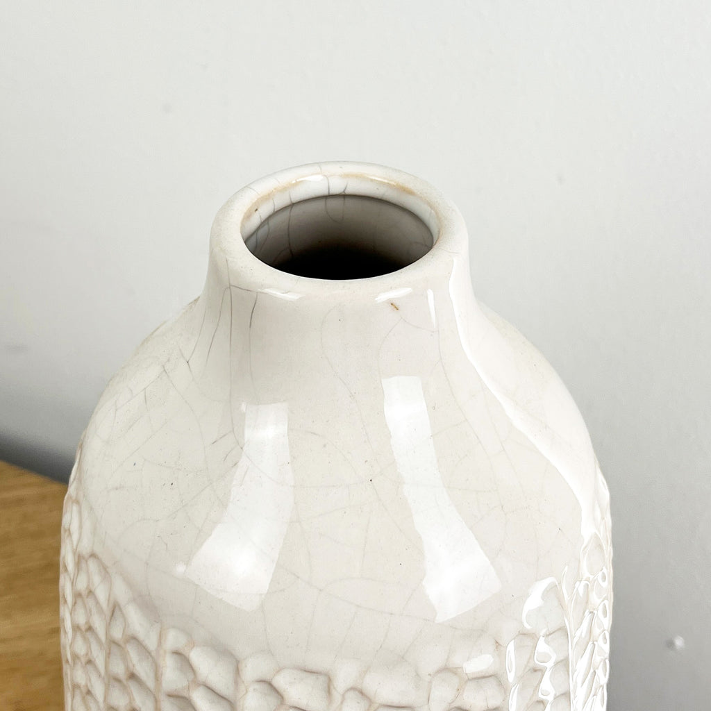28cm off White Ceramic Vase – Knitted Pattern