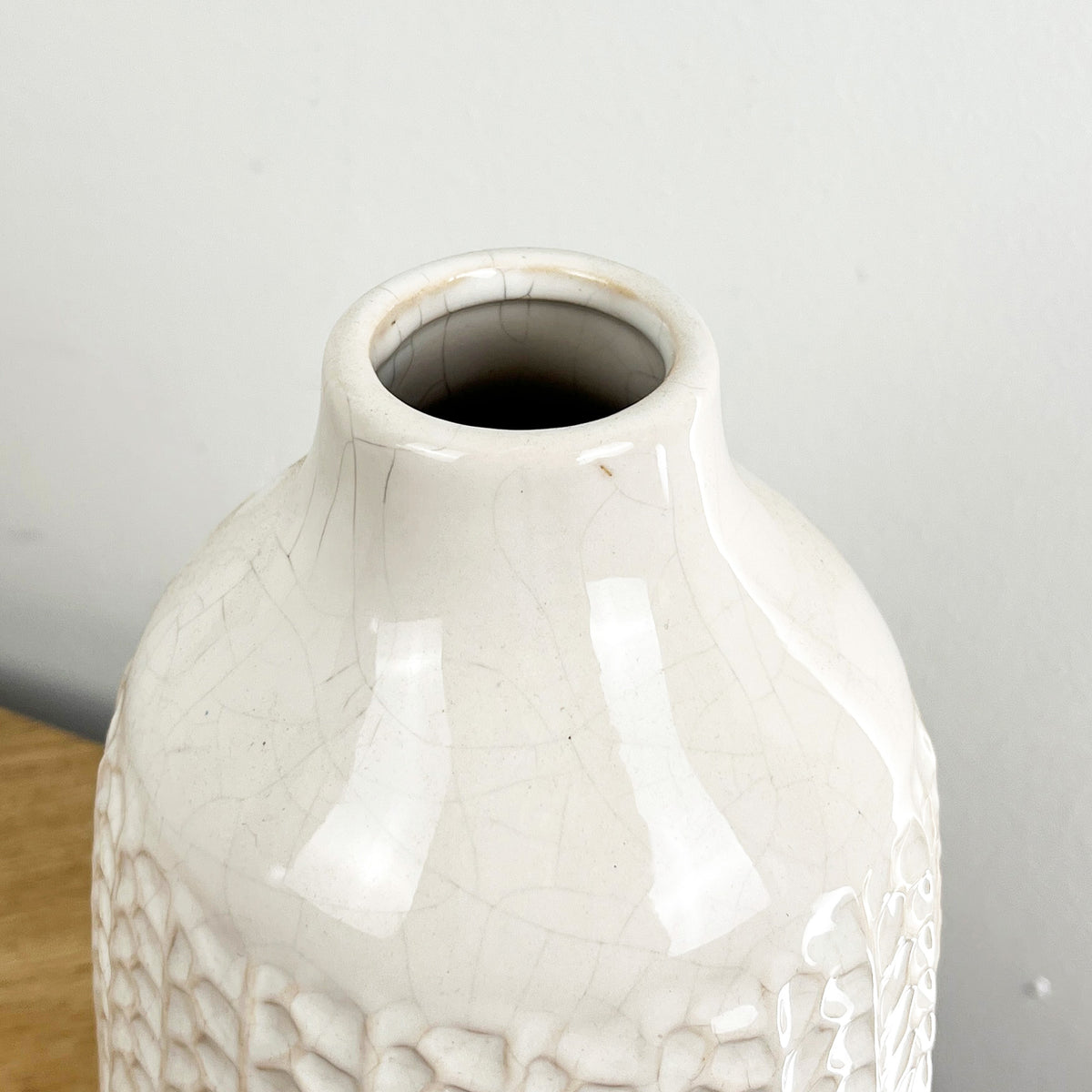 28cm off White Ceramic Vase – Knitted Pattern