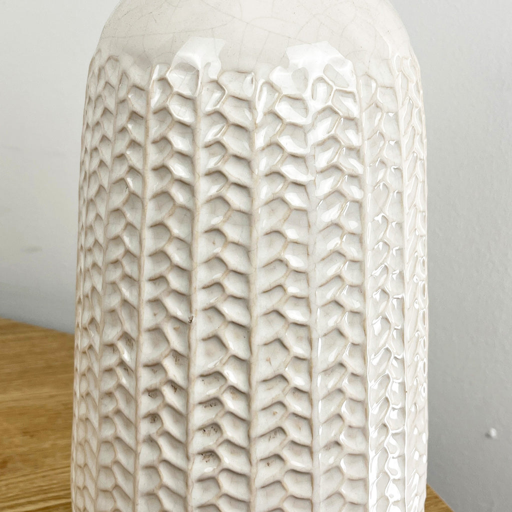 28cm off White Ceramic Vase – Knitted Pattern