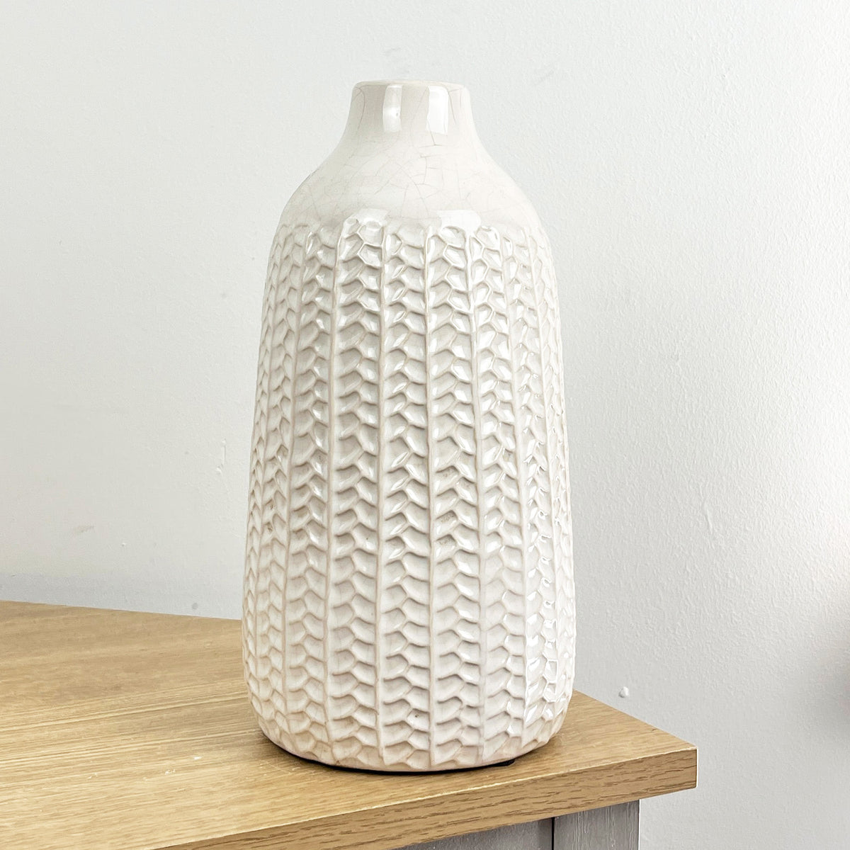 28cm off White Ceramic Vase – Knitted Pattern