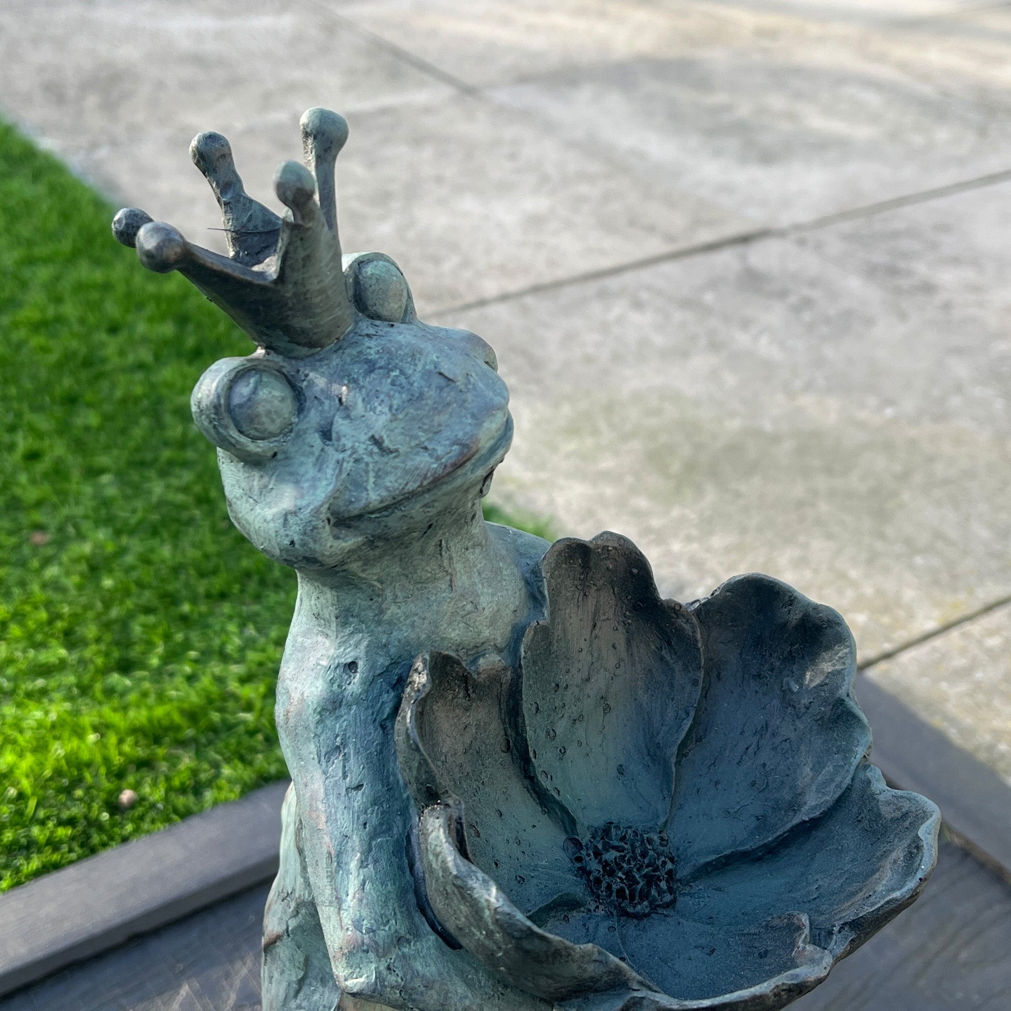 38cm Large Frog Holding Flower Garden Ornament / Statue - Resin