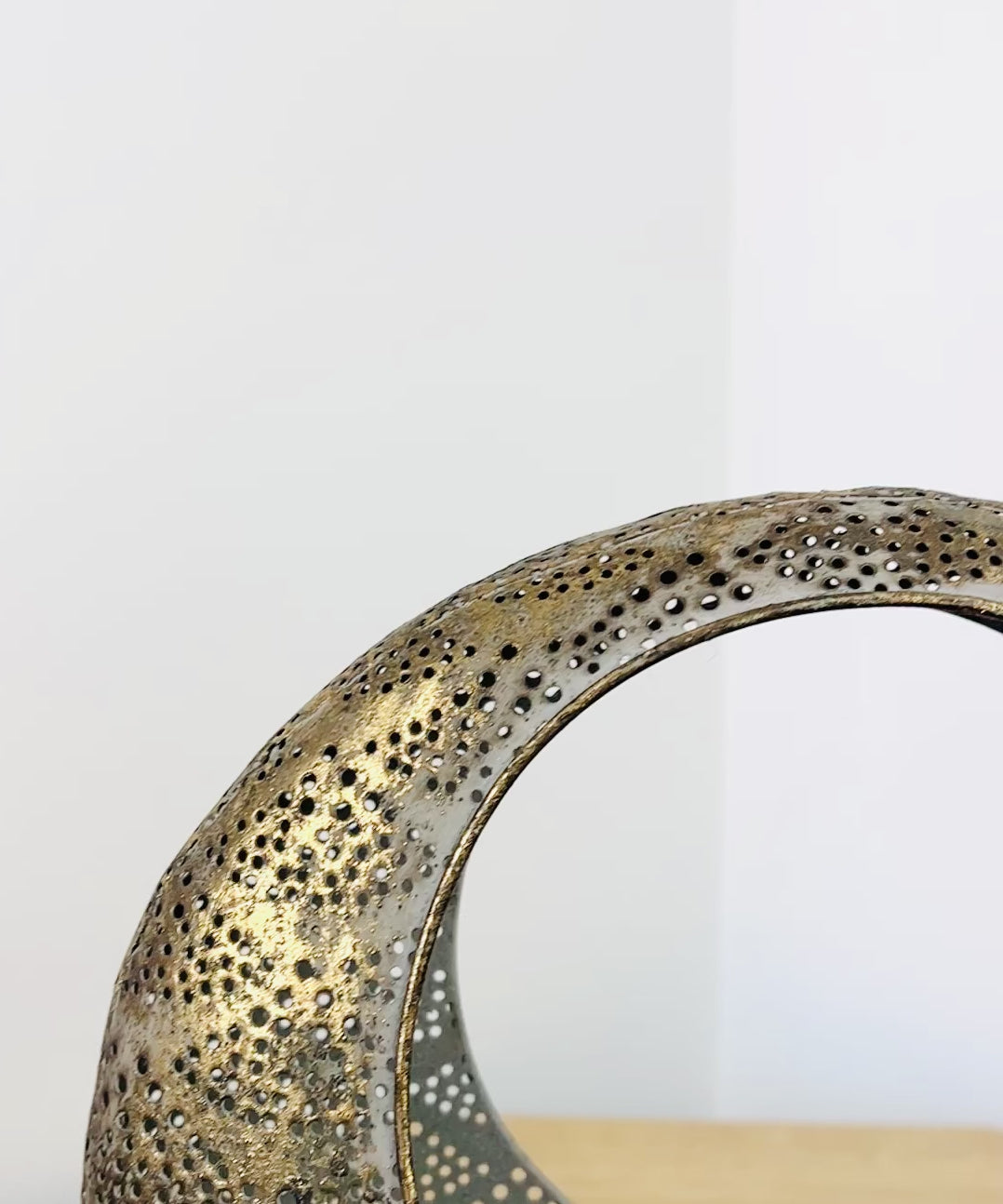 25cm Metal Abstract Candle Holder – Gold